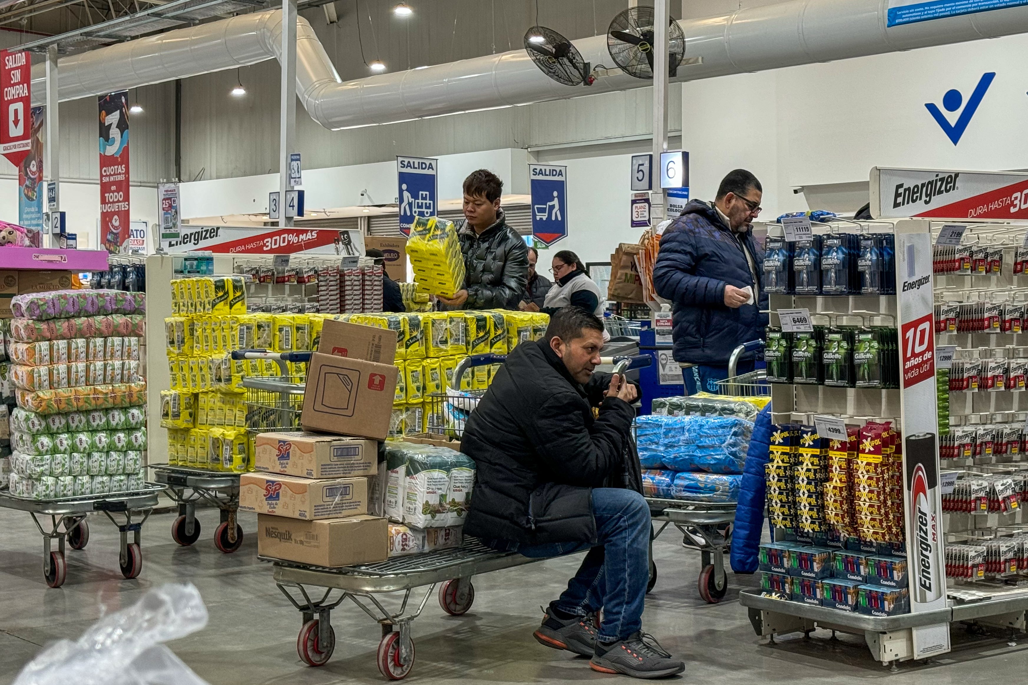 La inflación, un fenómeno cotidiano en la vida de los argentinos, también impacta en las expensas del hogar (Foto: EFE)
