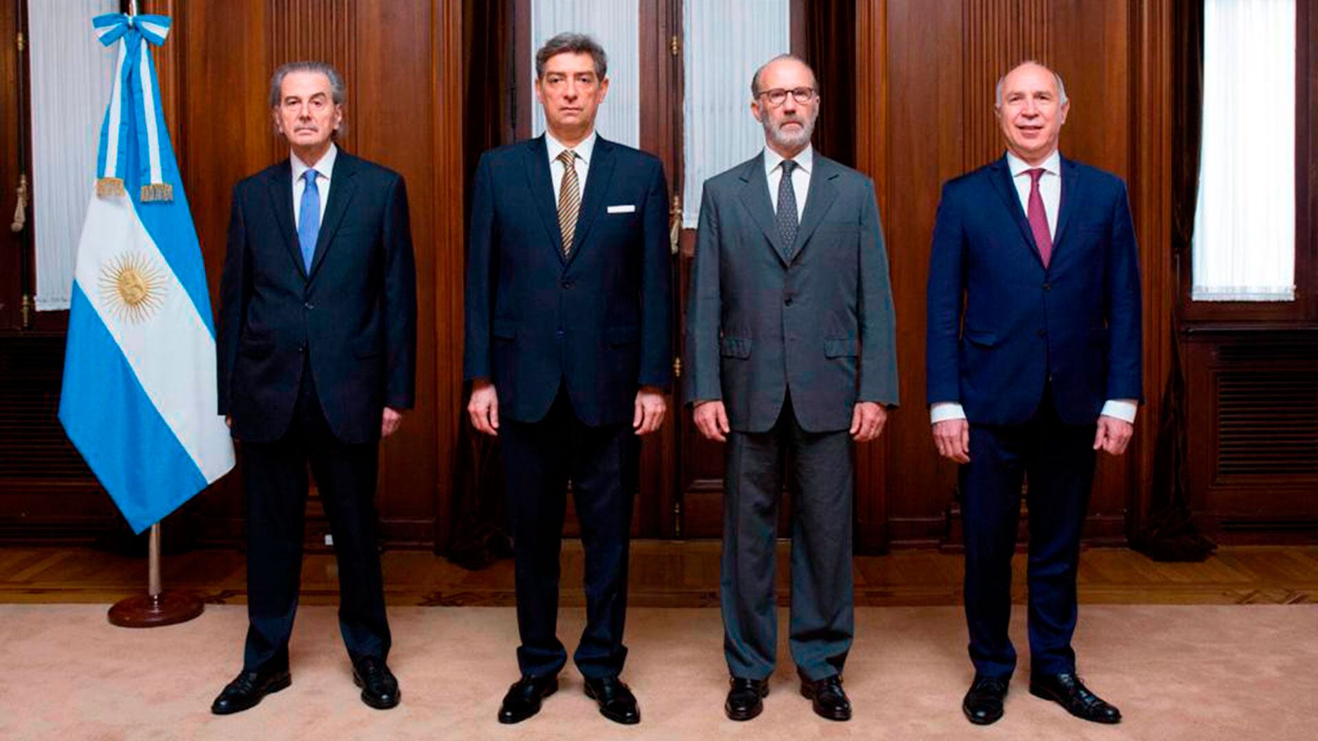 HORACIO ROSATTI (PRESIDENTE) CARLOS ROSENKRANTZ (VICEPRESIDENTE) JUAN CARLOS MAQUEDA RICARDO LORENZETT 4 nuevos integrantes de la corte suprema