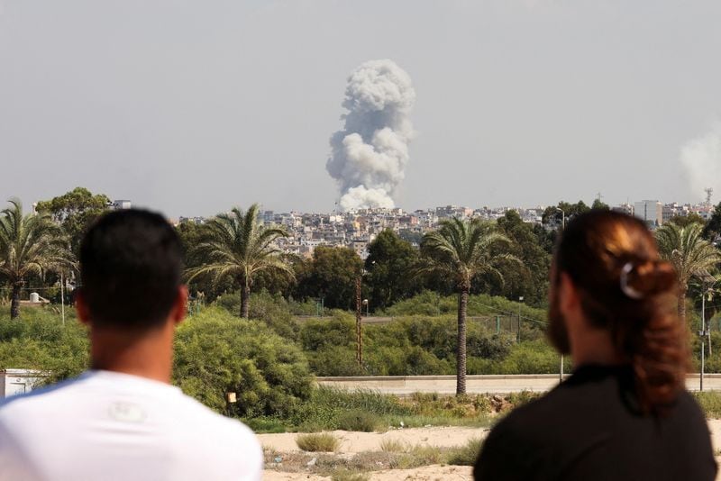 Varias personas observan el humo sobre el sur del Líbano   (REUTERS/Aziz Taher)