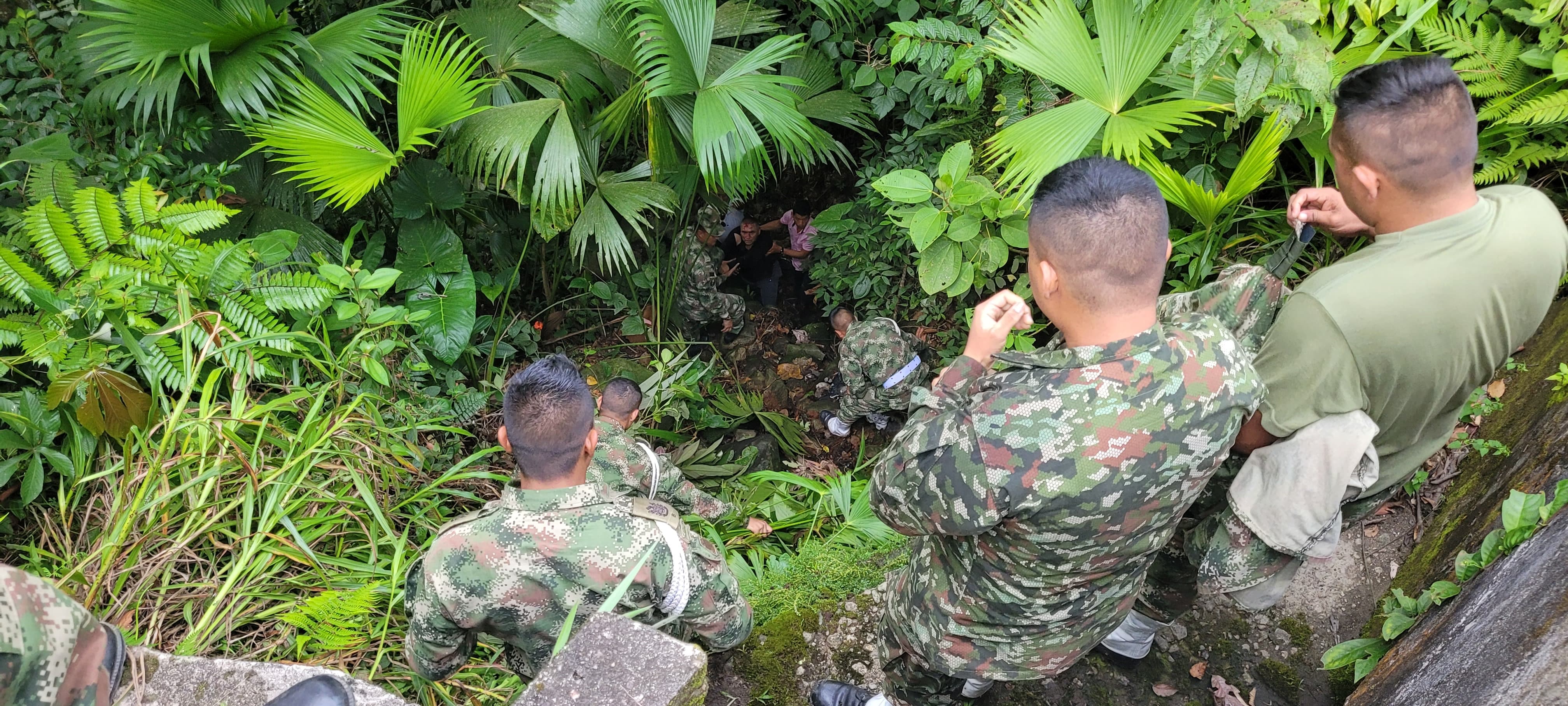 Los soldados improvisaron una soga con las camisas de sus uniformes para asegurar a Fredy - crédito Ejército Nacional