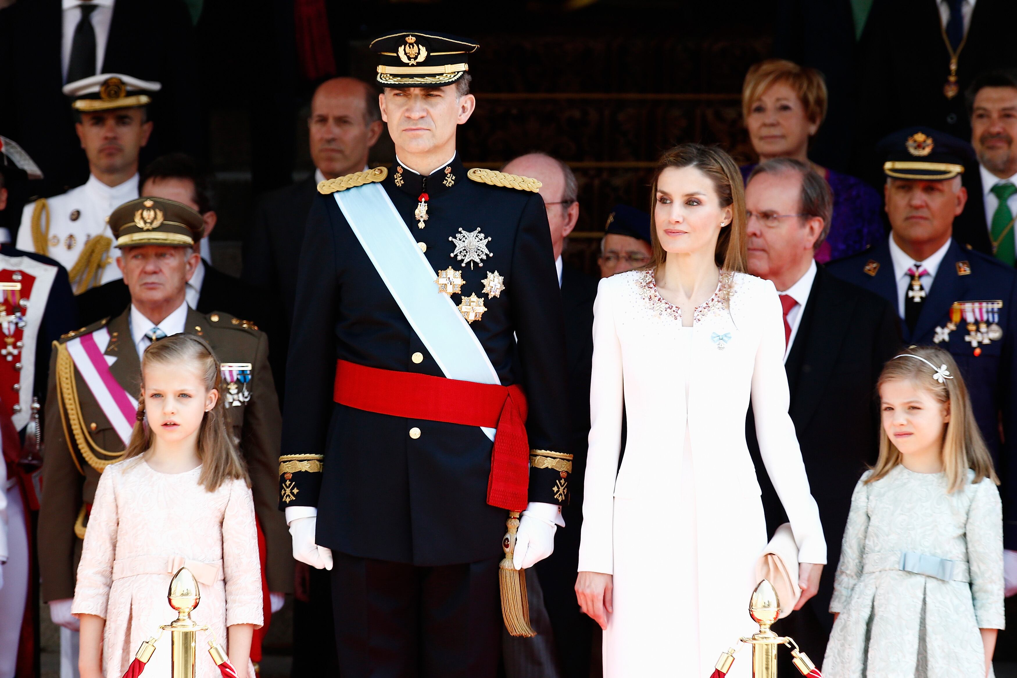 (De izquierda a derecha) La Princesa Leonor, la Princesa de Asturias, el Rey Felipe VI de España, la Reina Letizia de España y la Princesa Sofía pasan junto a una guardia de honor en el Congreso de los Diputados durante la ceremonia oficial de coronación del Rey en junio. 19, 2014 en Madrid, España. La coronación del rey Felipe VI se celebra en Madrid.  (Andreas Rentz/Getty Images)