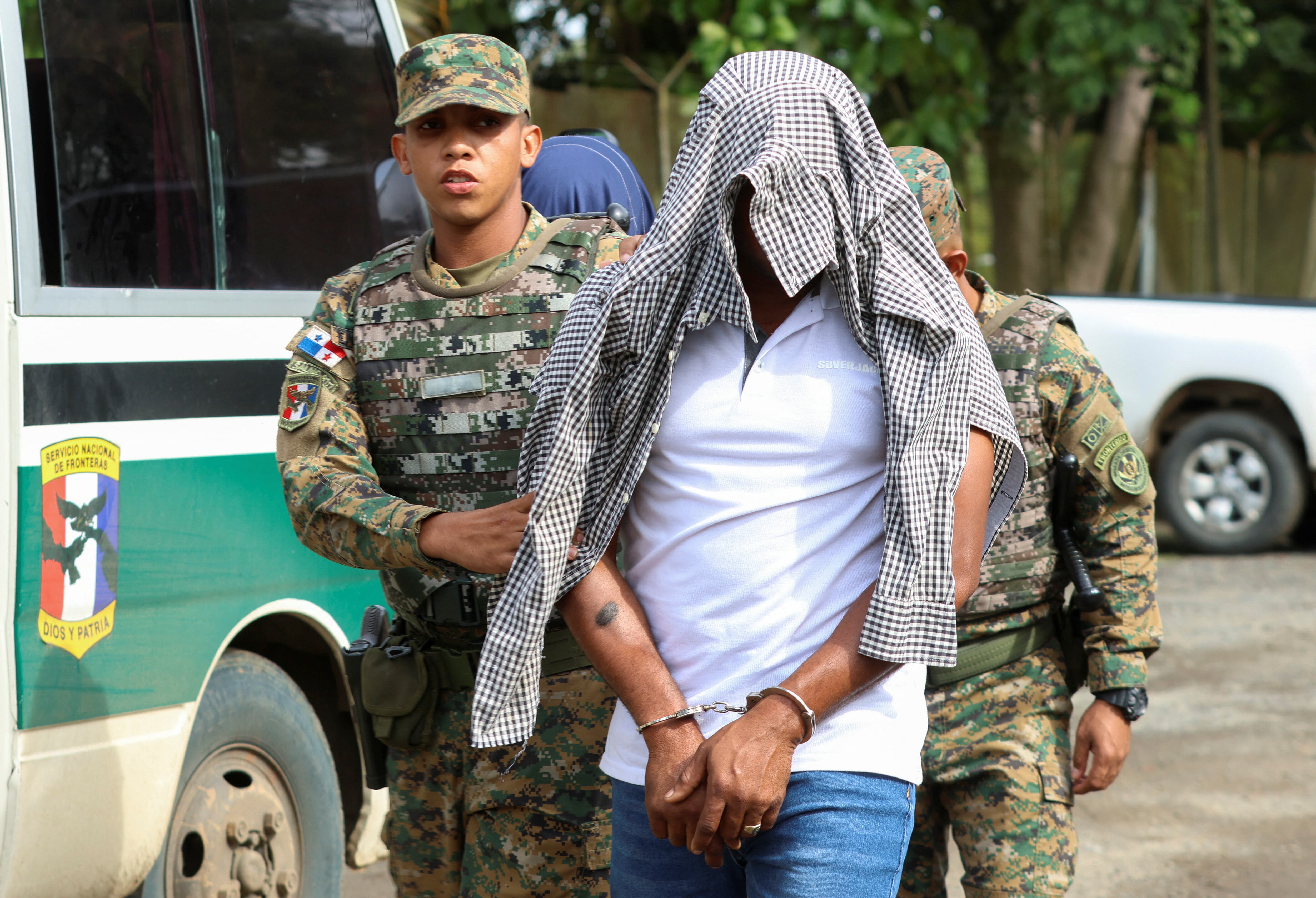 La fuerzas policiales fronterizas de Panamá (SENAFRONT) detienen a un traficante de personas que lucra con los cruces fronterizos en el Darien (REUTERS/Aris Martinez)