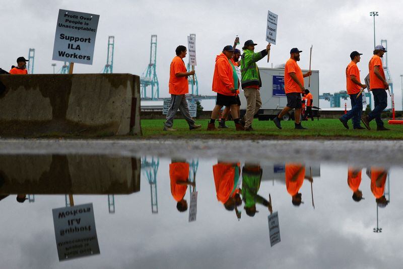 Decenas de miles de trabajadores portuarios iniciaron una huelga el 1 de octubre, paralizando envíos en los puertos de la Costa Este y el Golfo de México, lo que podría afectar la economía nacional y provocar escasez de productos. (REUTERS/José Luis González)