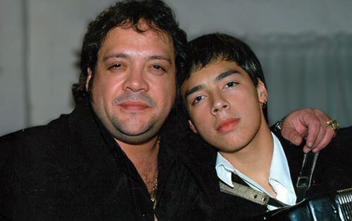 Leo Mattioli junto a Nico, su hijo, quien sigue sus pasos