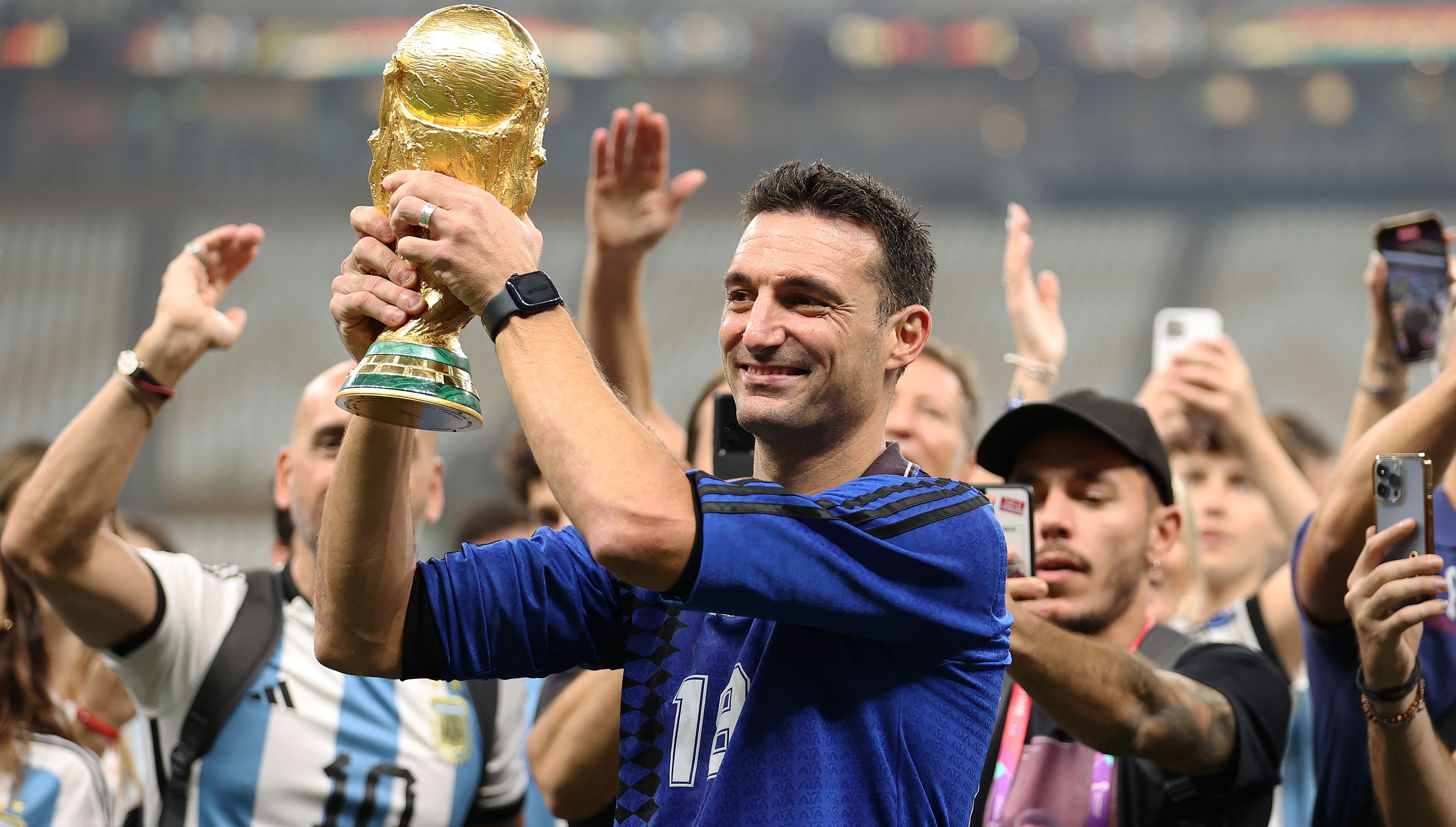 Scaloni levantando la Copa del Mundo