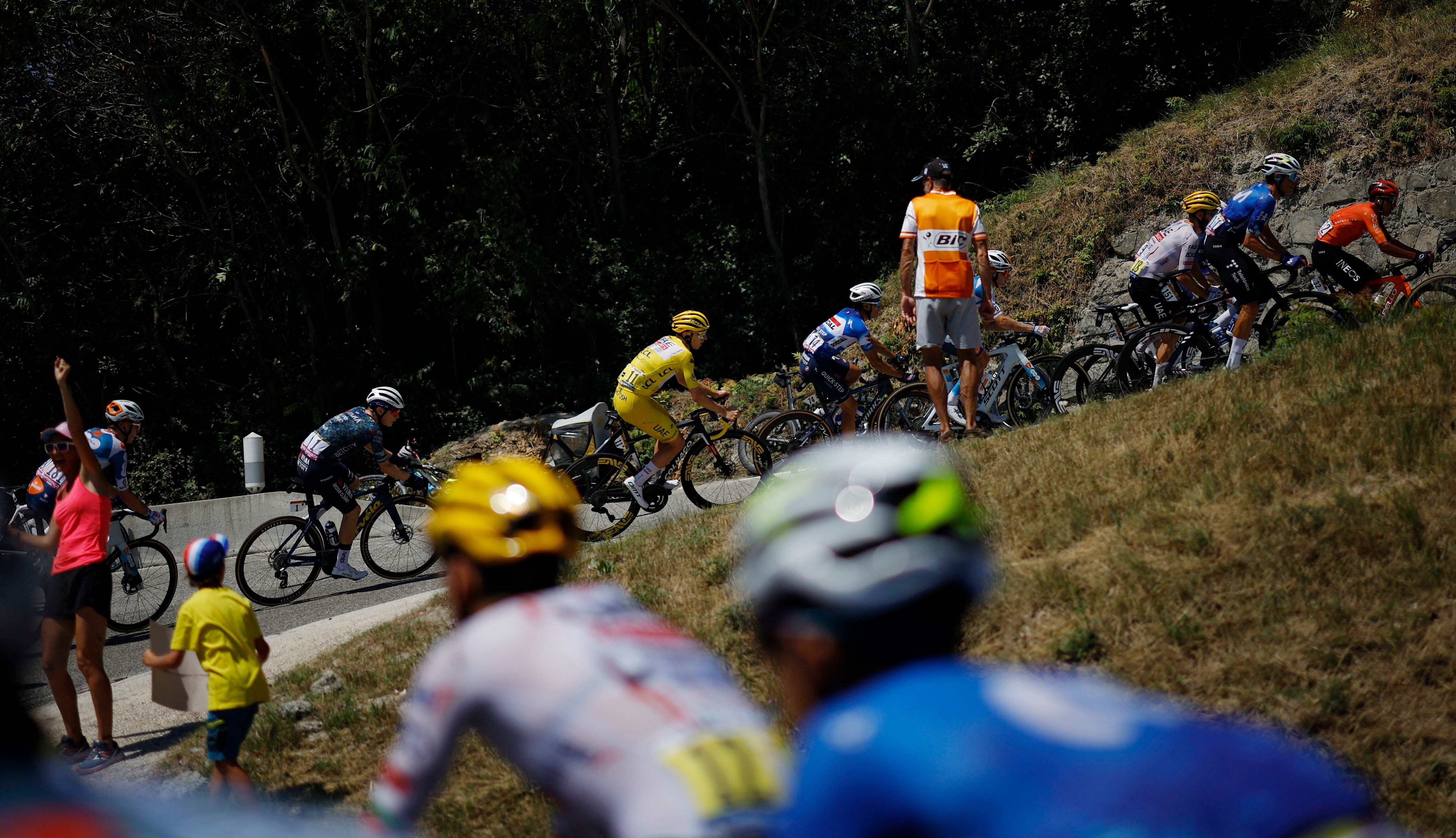 Tader Pogacar con el Maillot amarillo del Tour de Francia 2024 -crédito Stephane Mahe/REUTERS