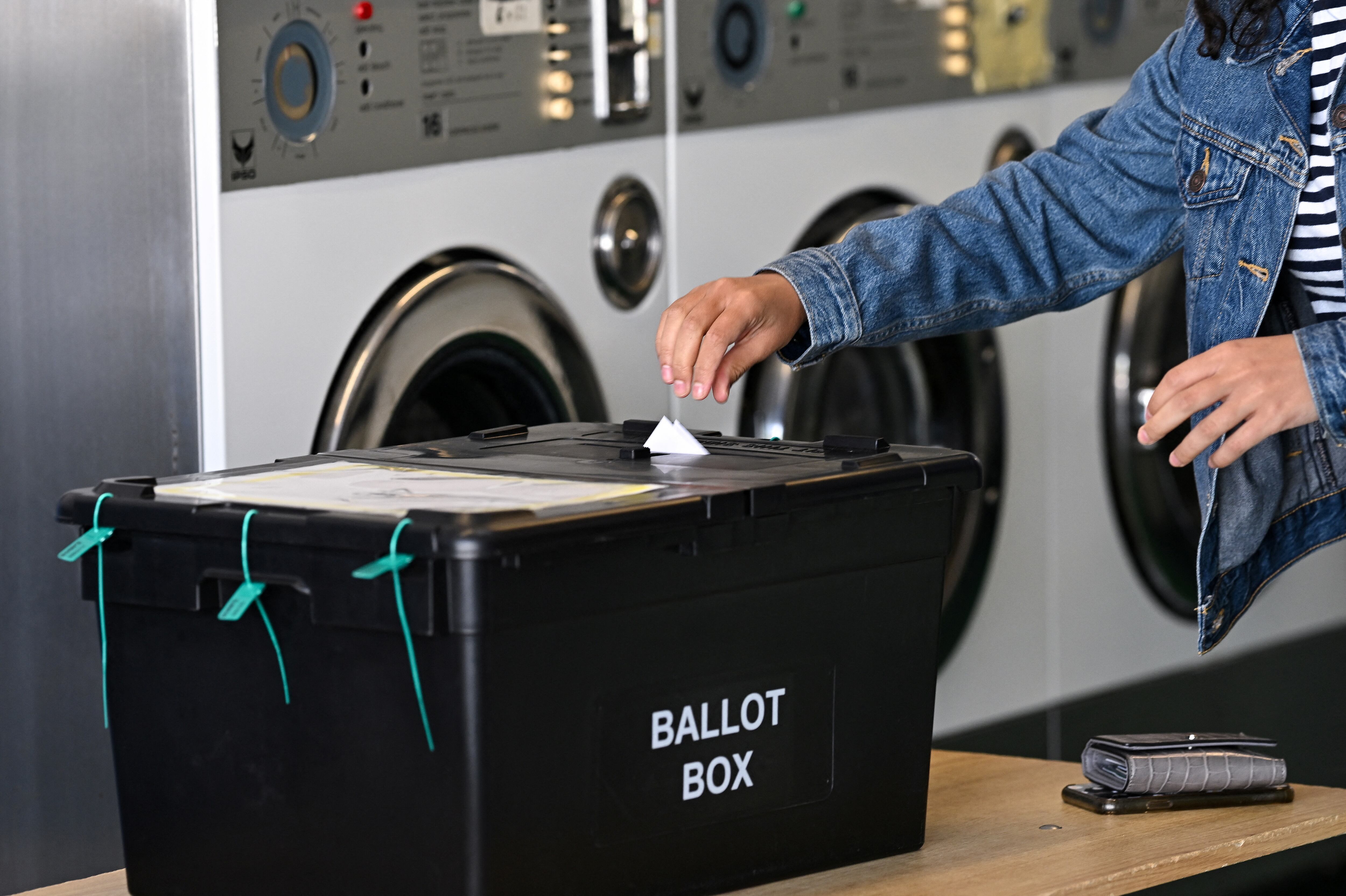 Una persona vota en el interior de un colegio electoral en una lavandería en Headington, Oxford (REUTERS/Dylan Martinez)