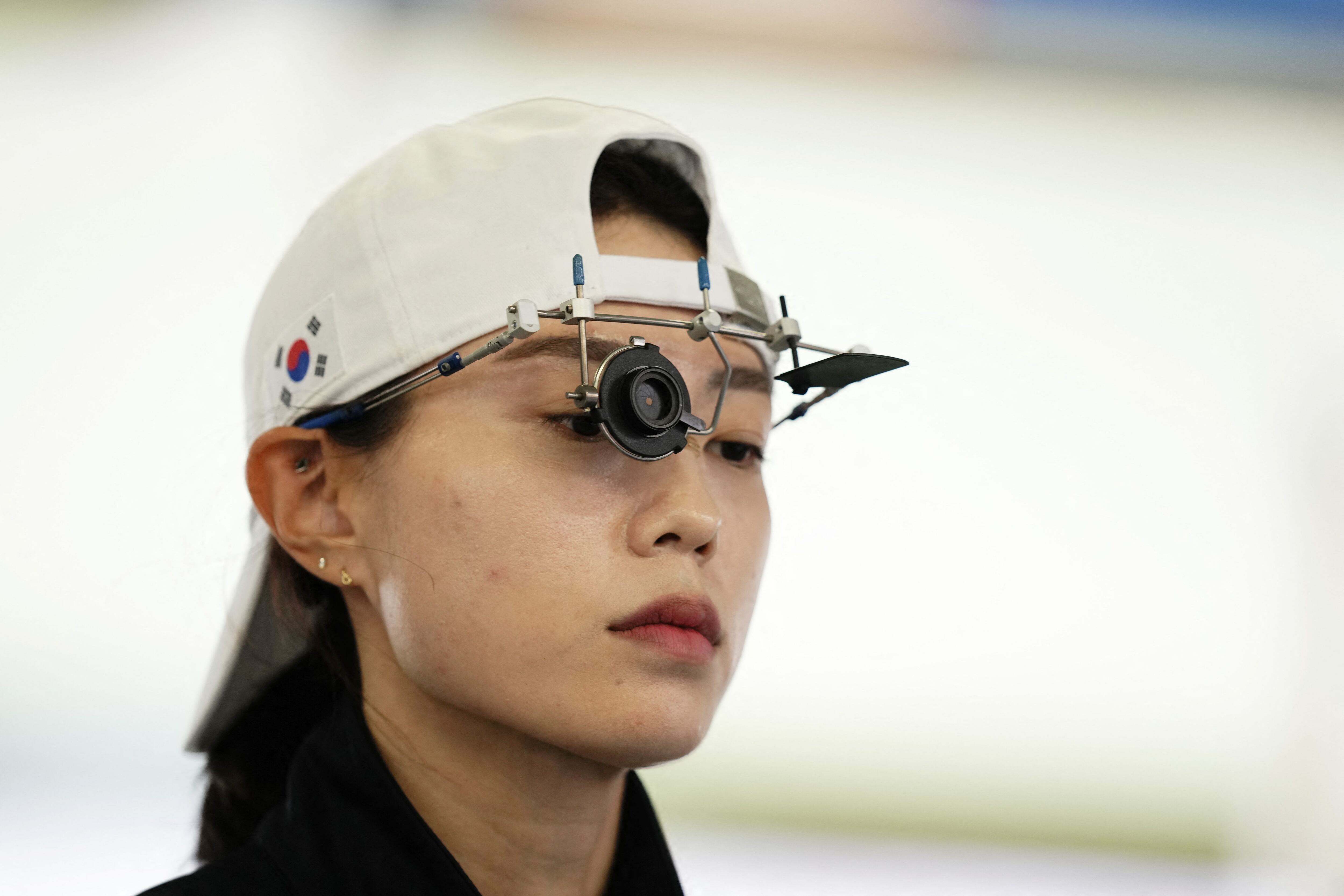 Kim Yeji, medallista de plata en pistola de aire comprimido, desata furor en redes sociales con su apariencia futurista y su impresionante desempeño olímpico. (REUTERS/Amr Alfiky)