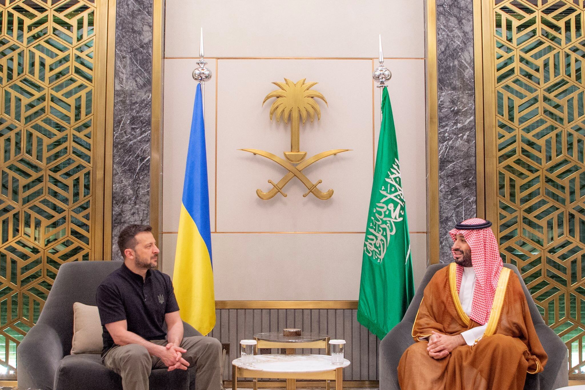 El príncipe heredero saudita Mohammed Bin Salman se reúne con el presidente ucraniano Volodymyr Zelenskiy en Jeddah, Arabia Saudita, el 12 de junio de 2024. Bandar Algaloud/Cortesía de la Corte Real Saudita/Folleto vía REUTERS