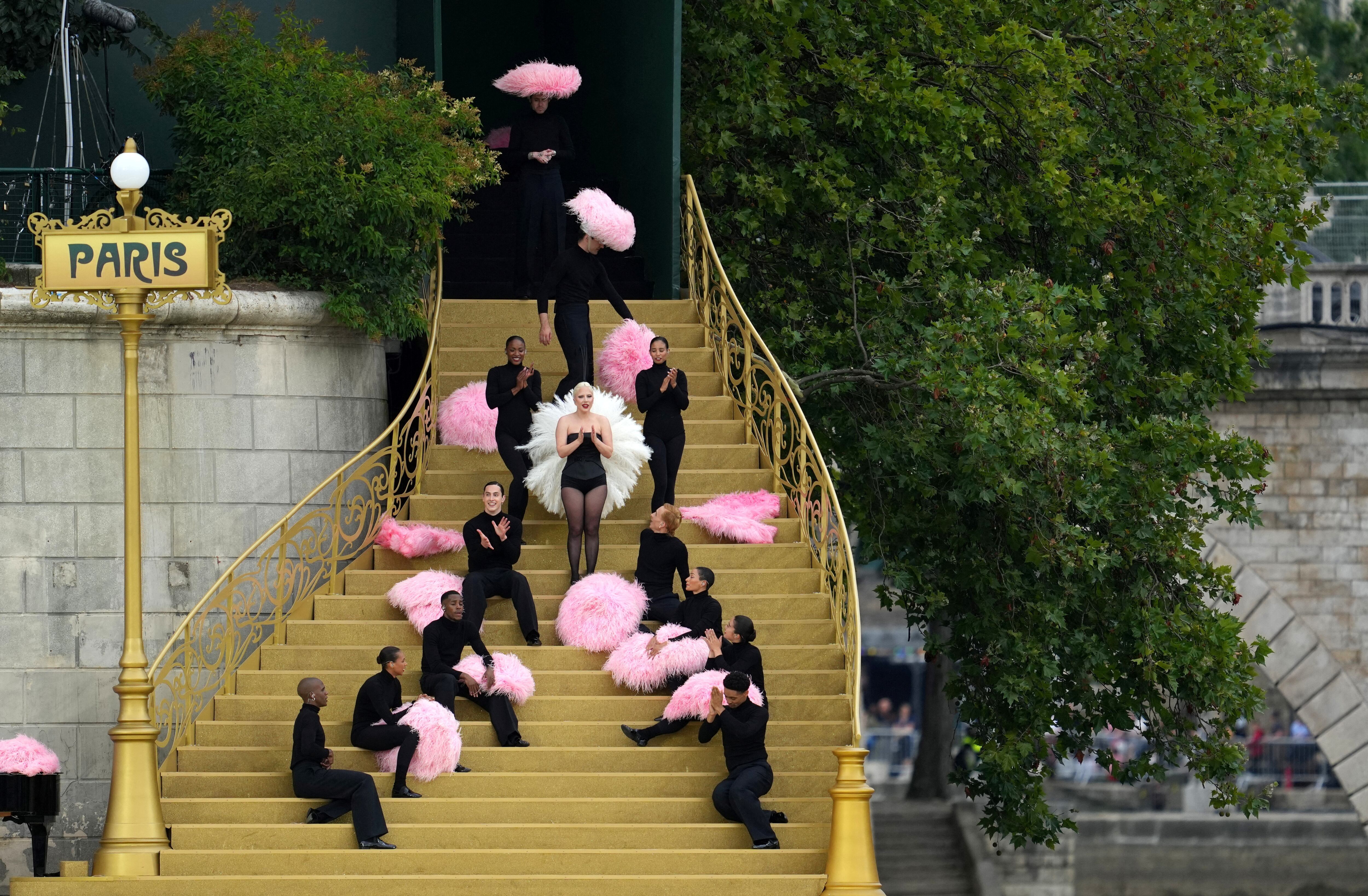 Lady Gaga interpretó Mon truc en plumes de Zizi Jeanmaire.  REUTERS/Bernadett Szabo     TPX IMAGES OF THE DAY