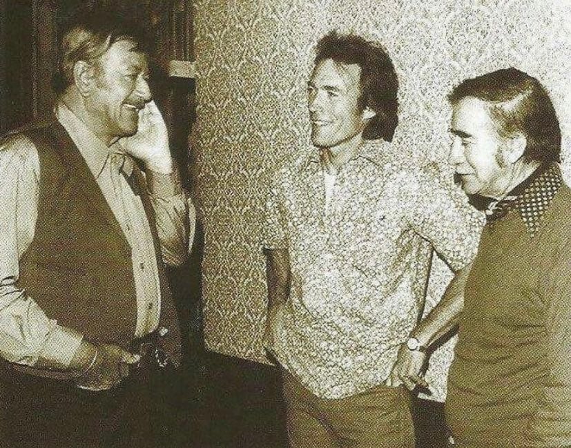 John Wayne junto a Clint Eastwood y Don Siegel, el director que acabaría encargándose de 'Harry el sucio'