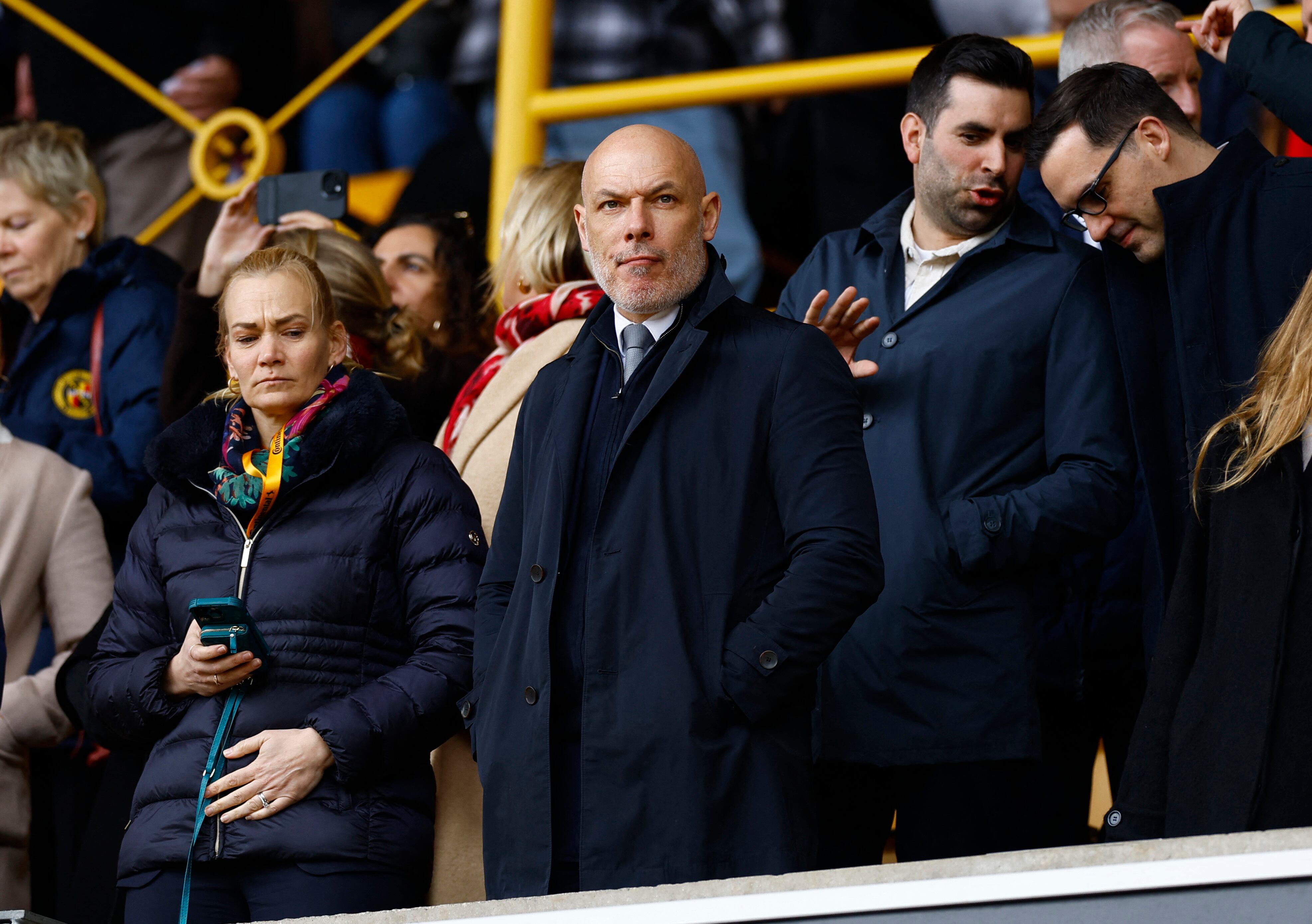 Howard Webb, presidente del colegio de árbitros de la Premier League, observa la final de la FA Cup femenina entre Arsenal y Chelsea (Reuters/Peter Cziborra)