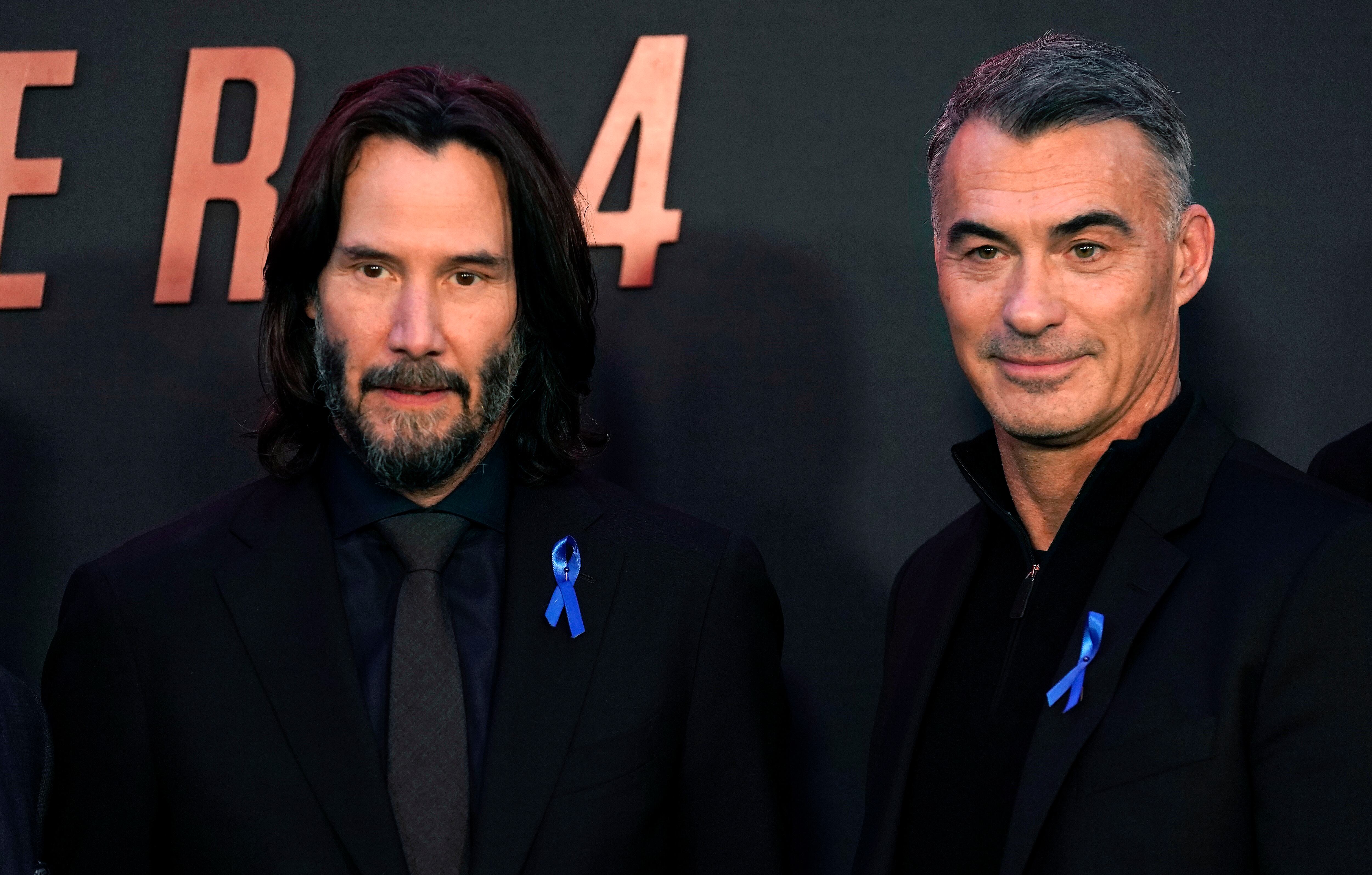 Keanu Reeves, izquierda, y el director Chad Stahelski de "John Wick: Chapter 4" posan en la premiere de la película el lunes 20 de marzo de 2023, en el Teatro Chino TCL en Los Angeles. (Foto AP/Chris Pizzello)