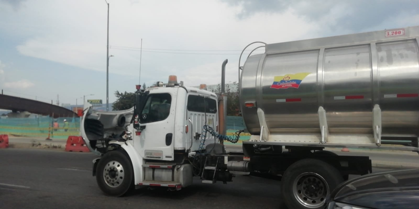 Se varó tractocamión sobre la avenida Boyacá - crédito Bogotá Tránsito