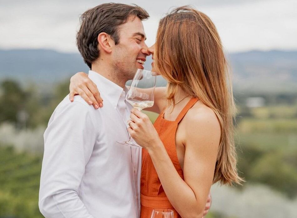 Gabriela Tafur y Esteban Santos comparten juntos en Futo Winery Vineyards el día de su compromiso