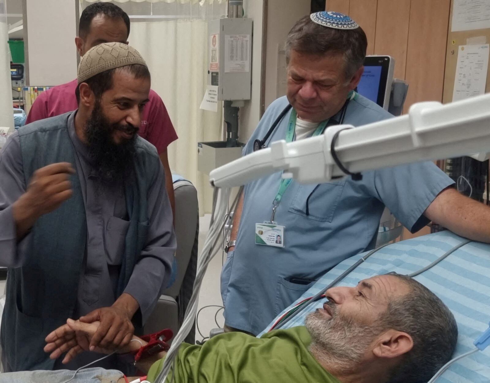 Qaid Farhan Alkadi es recibido por un ser querido después de ser rescatado por las fuerzas israelíes en el Centro Médico Soroka en Beersheba, Israel, en esta foto del 27 de agosto de 2024. Cortesía del Centro Médico Soroka/Folleto vía REUTERS