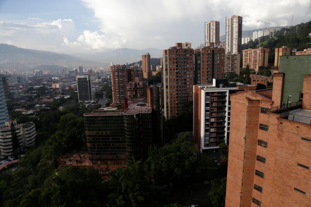 Residentes de El Poblado, Medellín, protestan mediante letreros contra turistas - crédito Colprensa