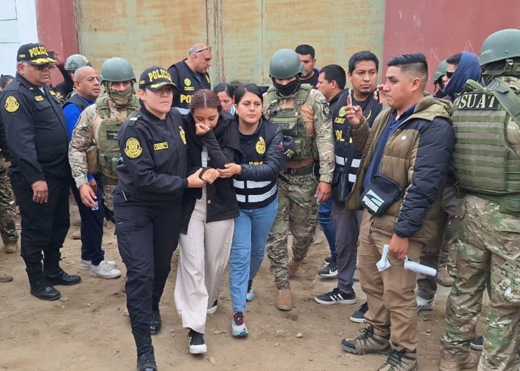 Instantes en que la PNP rescata a la joven universitaria secuestrada en Trujillo