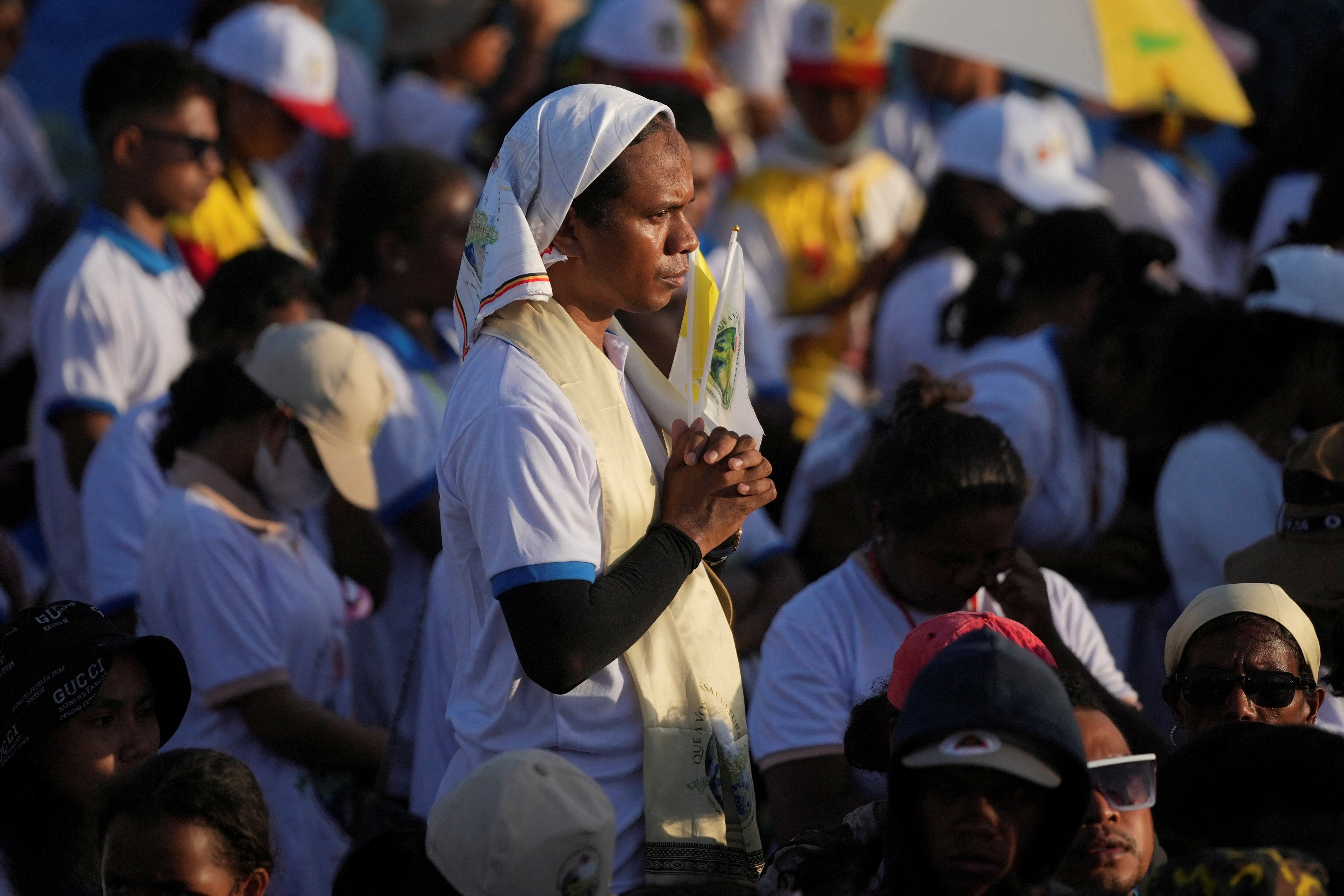 Un fiel asiste a la santa misa presidida por el Papa Francisco en el parque Taci Tolu de Dili.