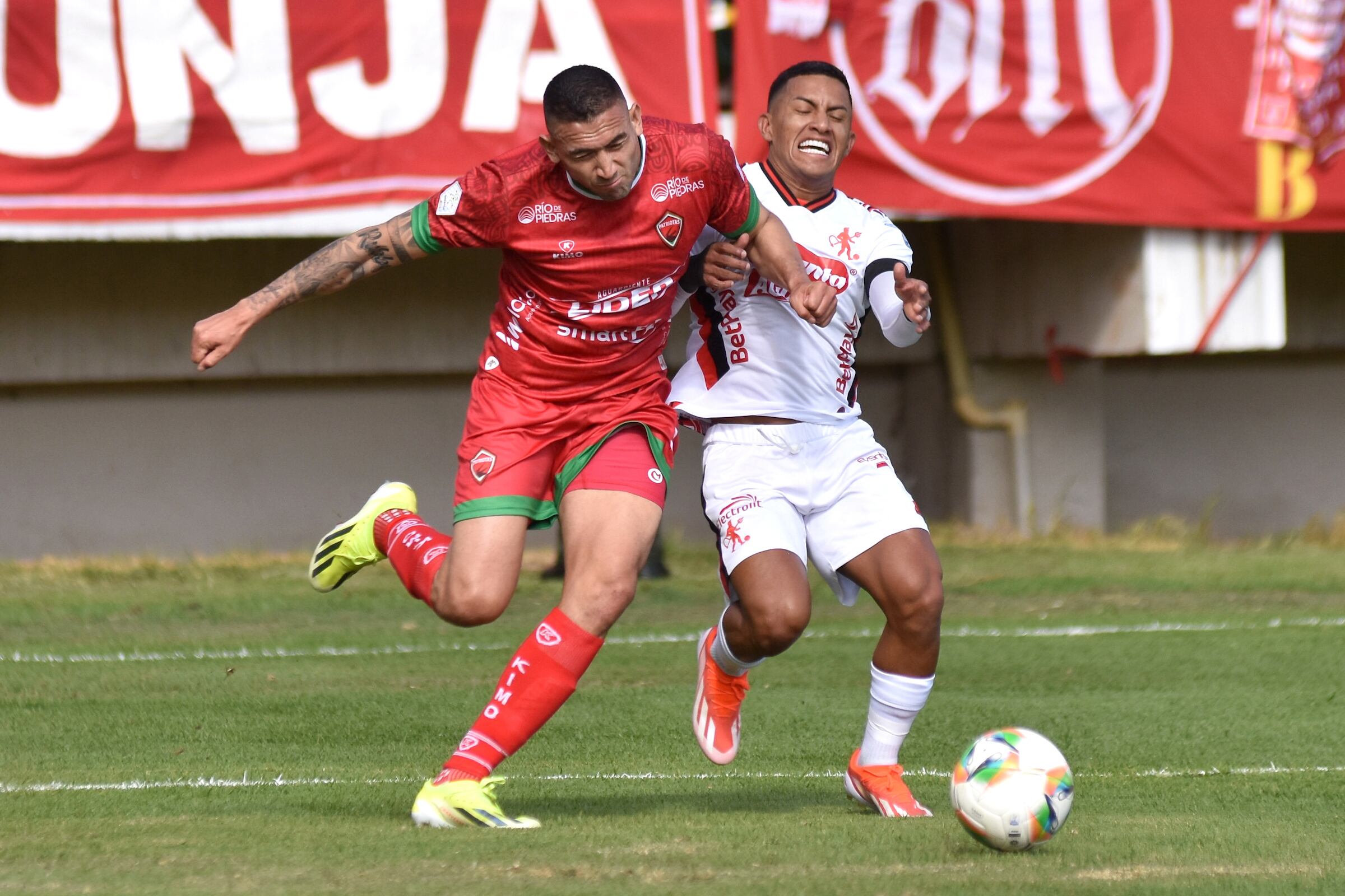 Mateo Rodas jugador de Patriotas Boyacá  disputa el balón con Cristian Barrios jugador del América de Cali durante partido entre Patriotas Boyacá y America de Cali por la fecha 4 como parte de la Liga BetPlay DIMAYOR II 2024 jugado en el estadio La Independencia de Tunja - crédito VizzorImage / Edward Leguizamón