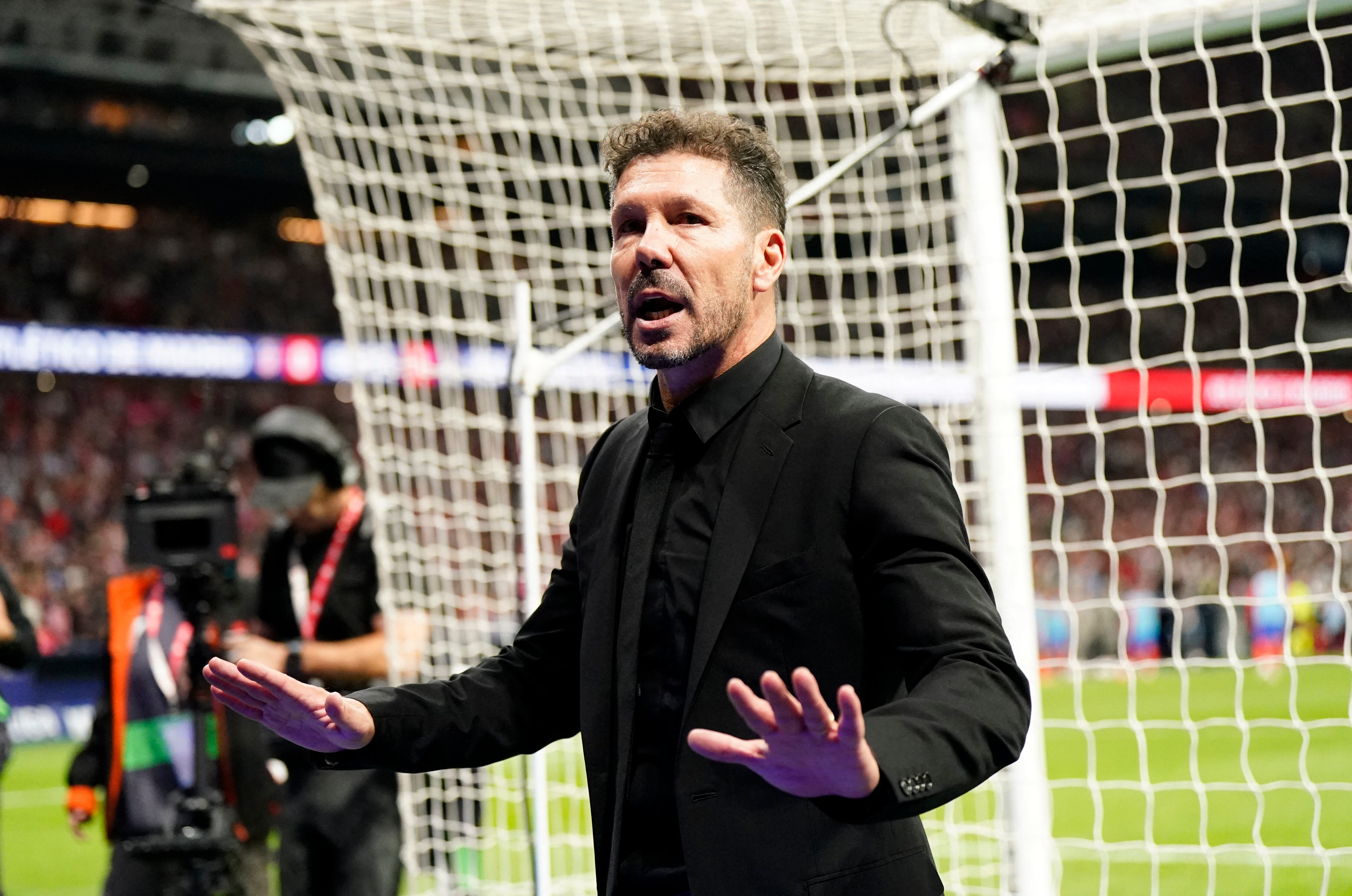 Diego Simeone hablando con los aficionados del Atlético de Madrid. (Ana Beltran/REUTERS)