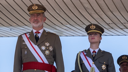 La princesa Leonor y su padre, Felipe VI, derrochan complicidad en el acto militar de Lleida: la gran diferencia en sus uniformes