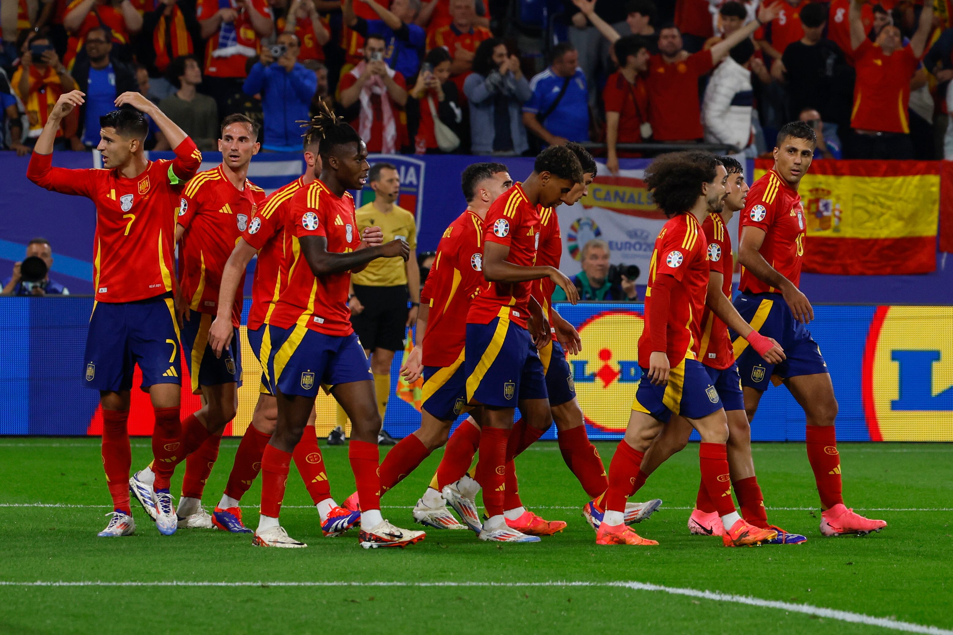 Los jugadores de la selección española celebran su primer gol durante el encuentro correspondiente a la fase de grupos de la Eurocopa 2024 contra Italia en Gelsenkirchen (EFE/Jorge Guillén) 