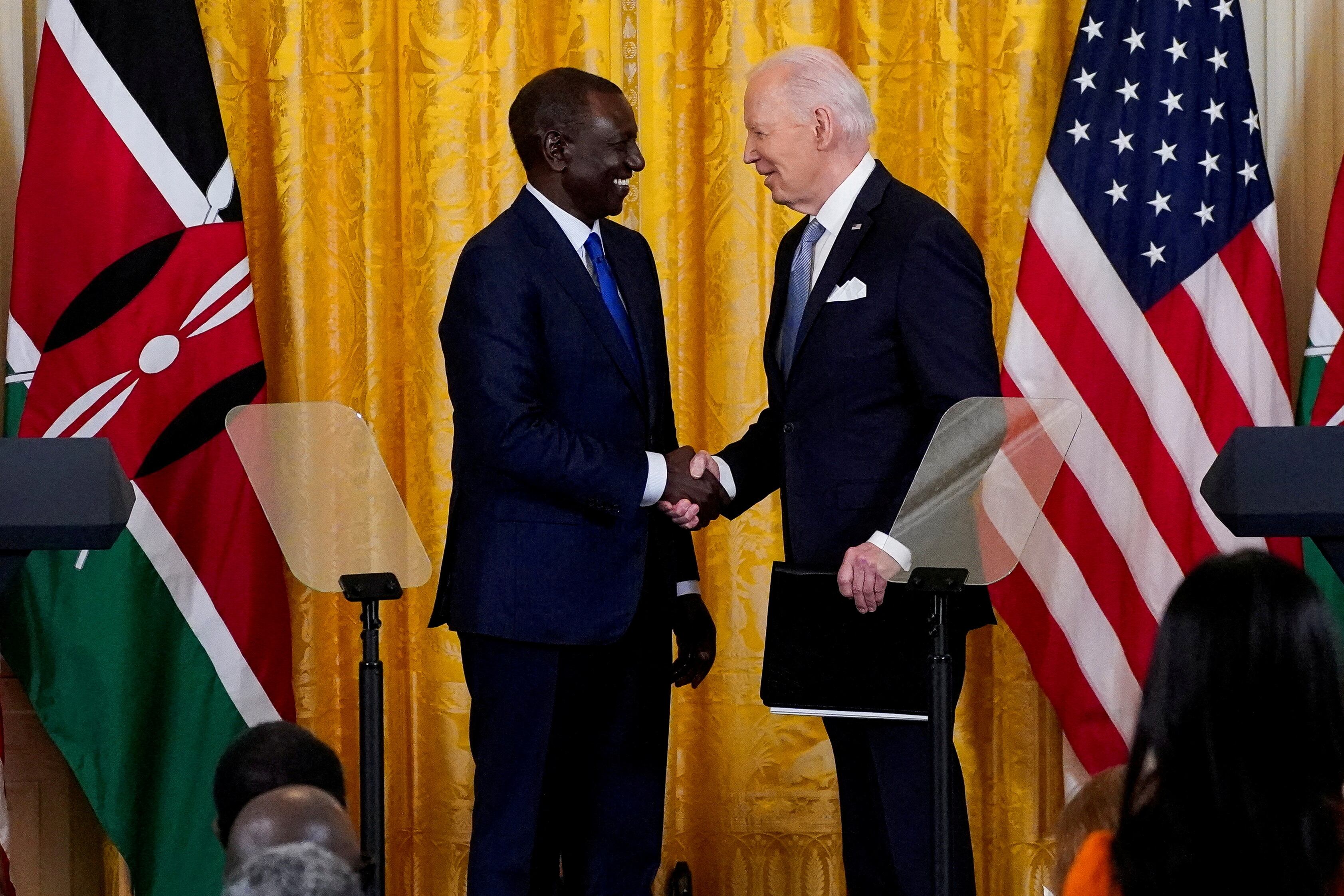 Joe Biden saluda a William Ruto, presidente de Kenia, durante su visita oficial a la Casa Blanca