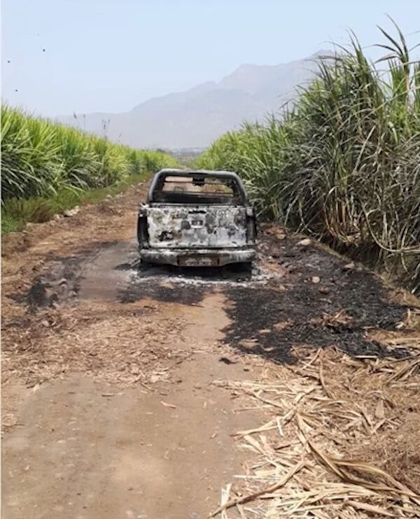 Los secuestradores quemaron la camioneta de la víctima. (Foto: Captura)