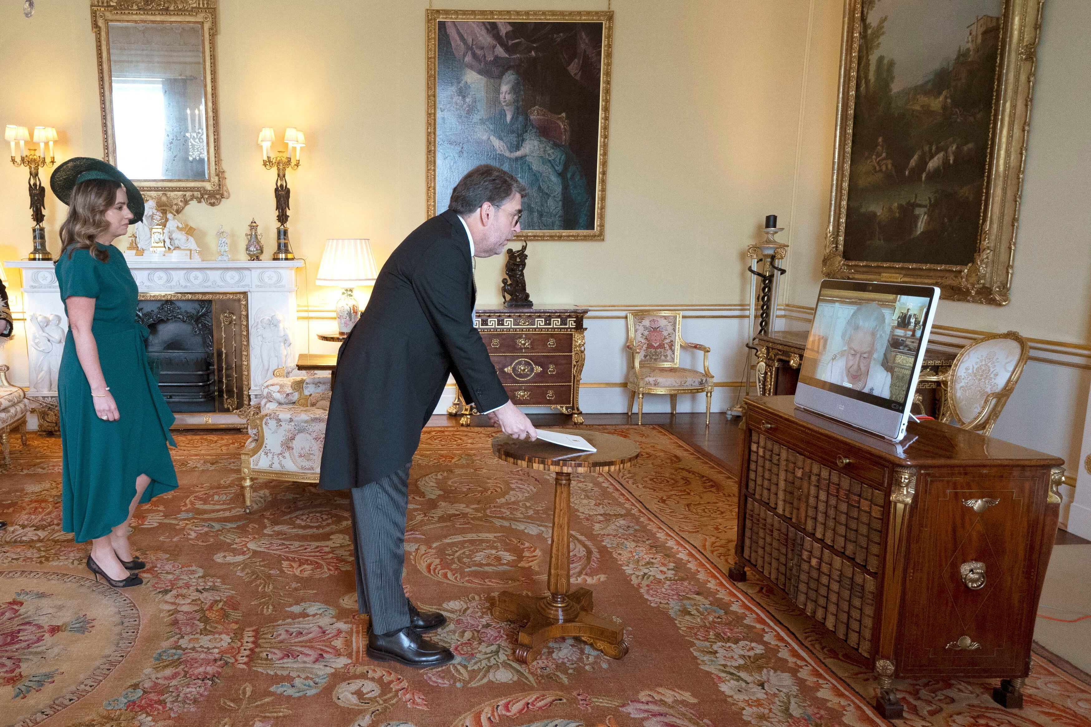 Sebastián Corral, ex gerente de Teleamazonas, presentando sus credenciales como embajador de Ecuador en Londres ante la Reina Isabel II, en 2021. (Kirsty O'Connor/Pool via REUTERS)