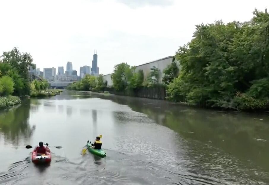 La travesía en kayak puede llevarle alrededor de tres horas, dependiendo del calor del día. (CBS News)