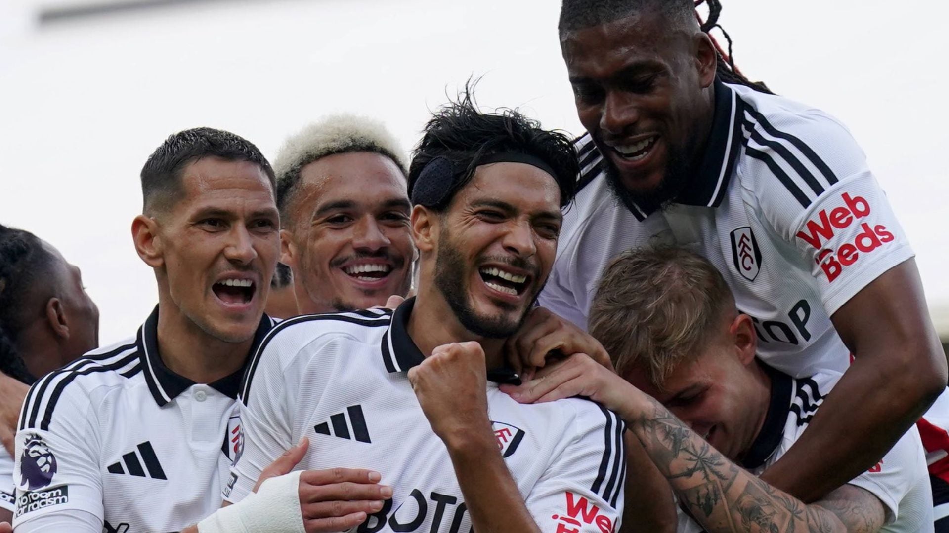 Raúl Jiménez comanda la victoria del Fulham sobre el Newcastle United con un golazo suyo 