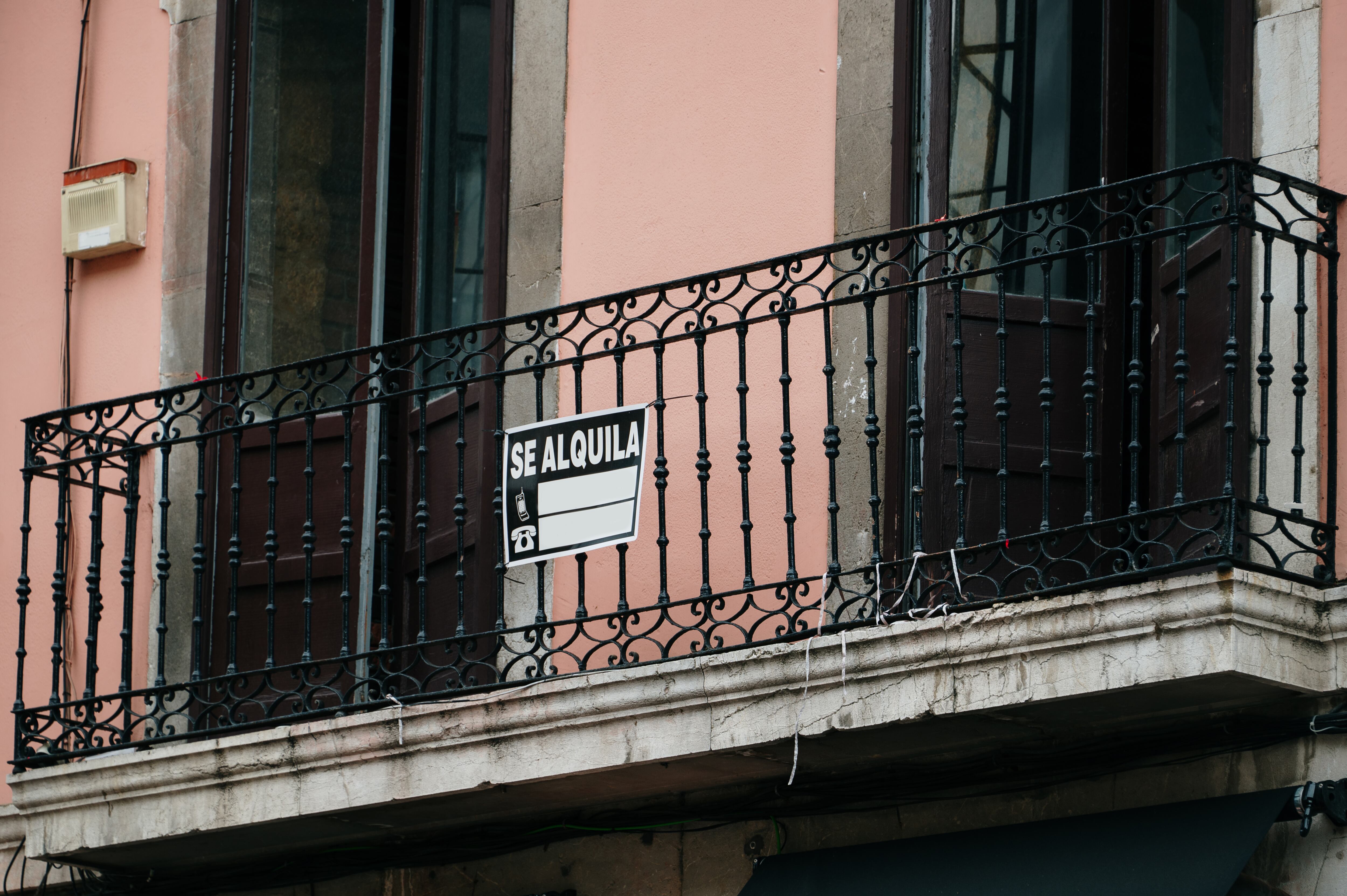 Vivienda en alquiler en un balcón en España (GettyImages)