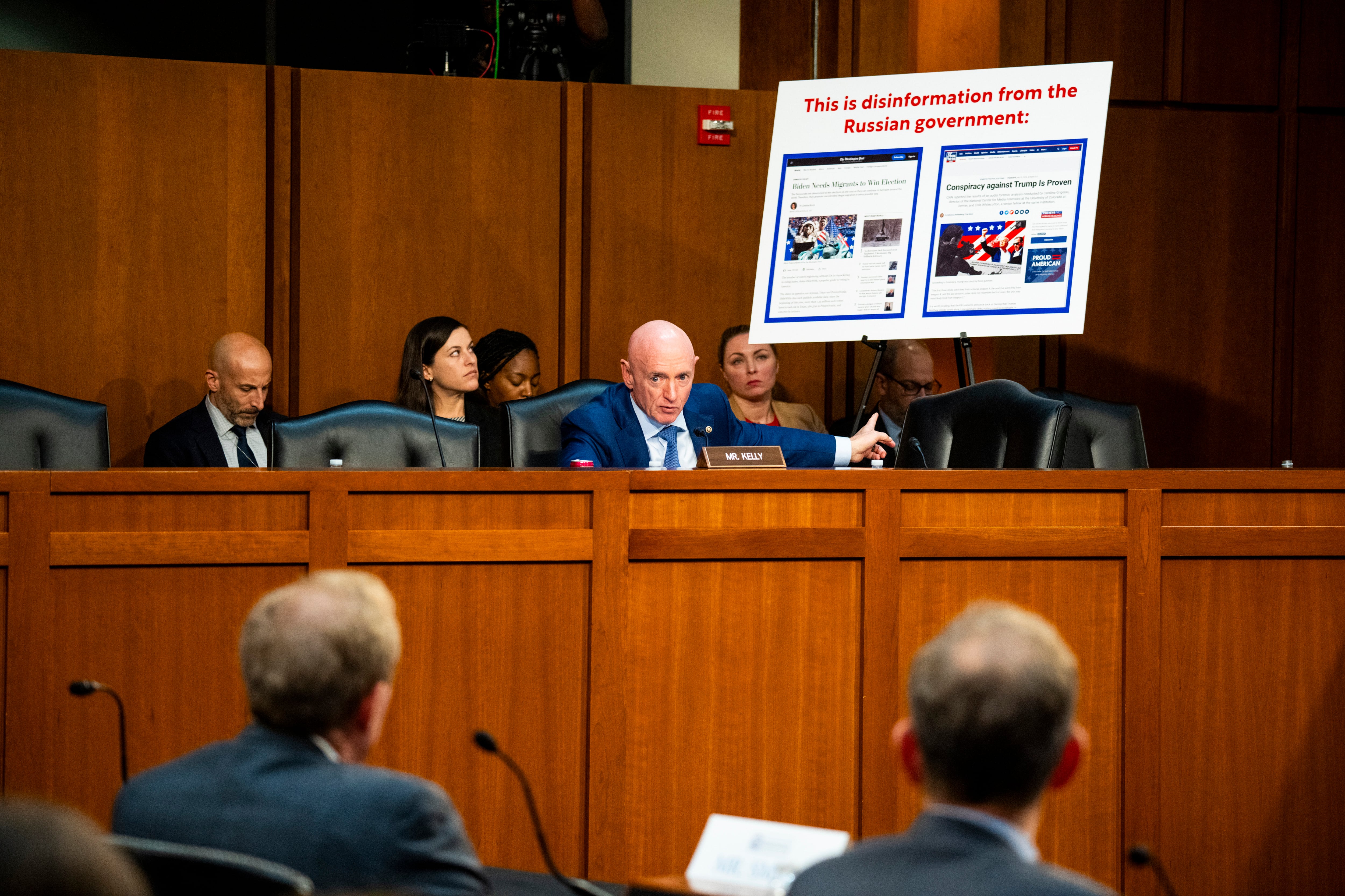 El senador demócrata de Arizona Mark Kelly habla durante una audiencia del Comité de Inteligencia del Senado sobre Amenazas Extranjeras a las Elecciones, en el Capitolio en Washington, el 18 de septiembre de 2024. (Pete Kiehart/The New York Times)