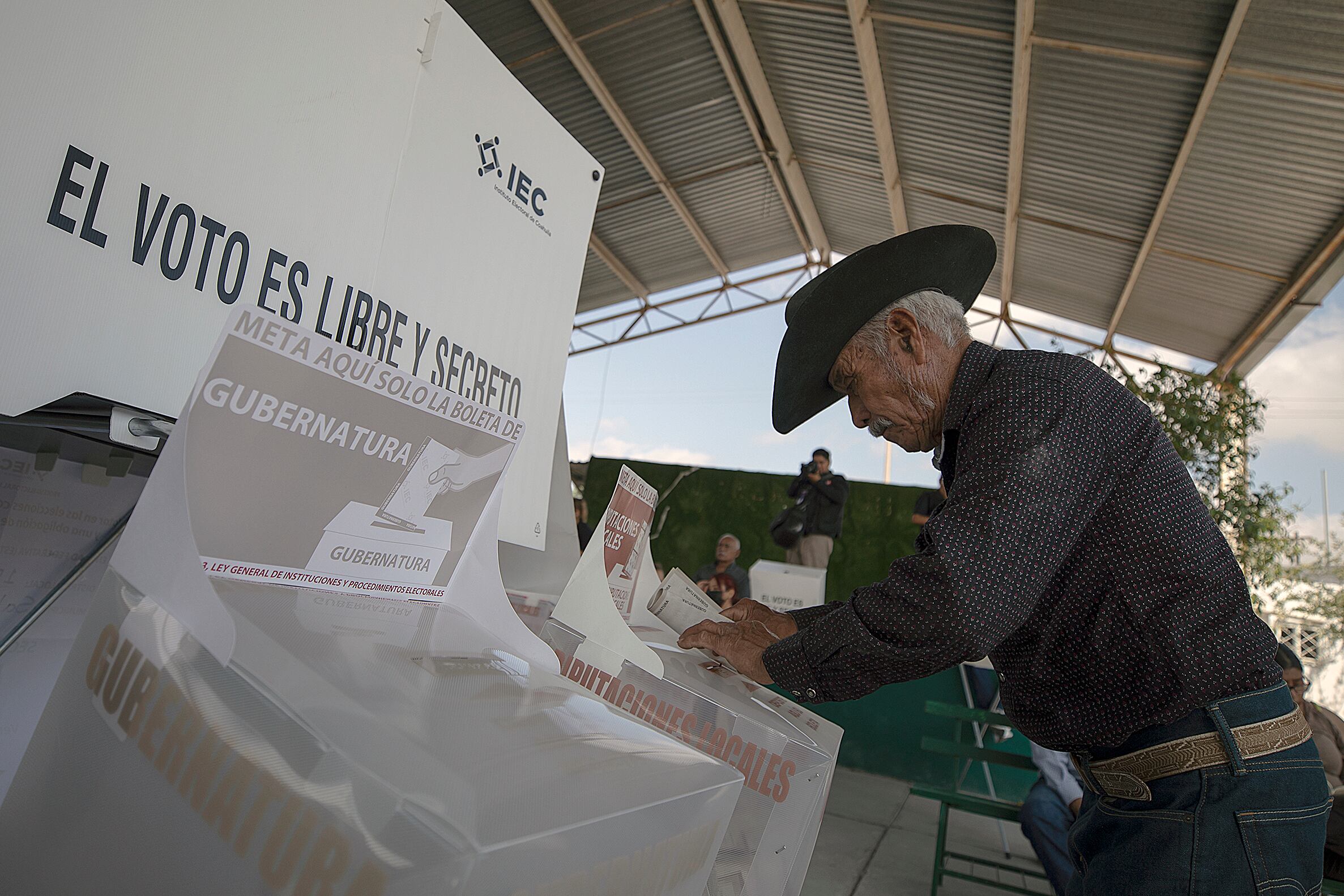 Imagen de archivo de ciudadanos que asisten a votar.  EFE/ Antonio Ojeda
