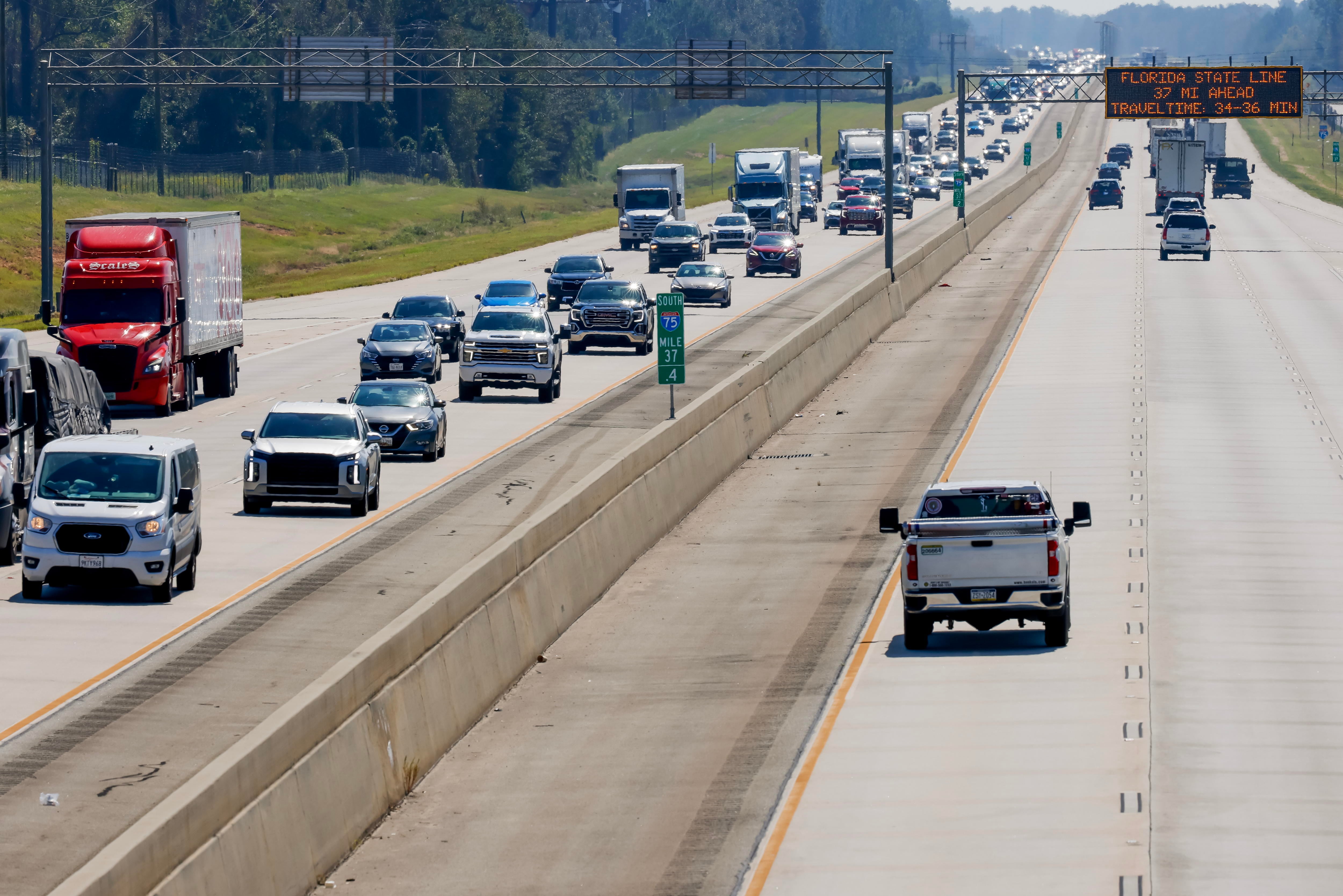 Antes de la llegada prevista del huracán Milton, el tráfico de vehículos fluye hacia el norte desde Florida por la interestatal 75 en Adel, Georgia, EE.UU. EFE/EPA/Erik S. Lesse


