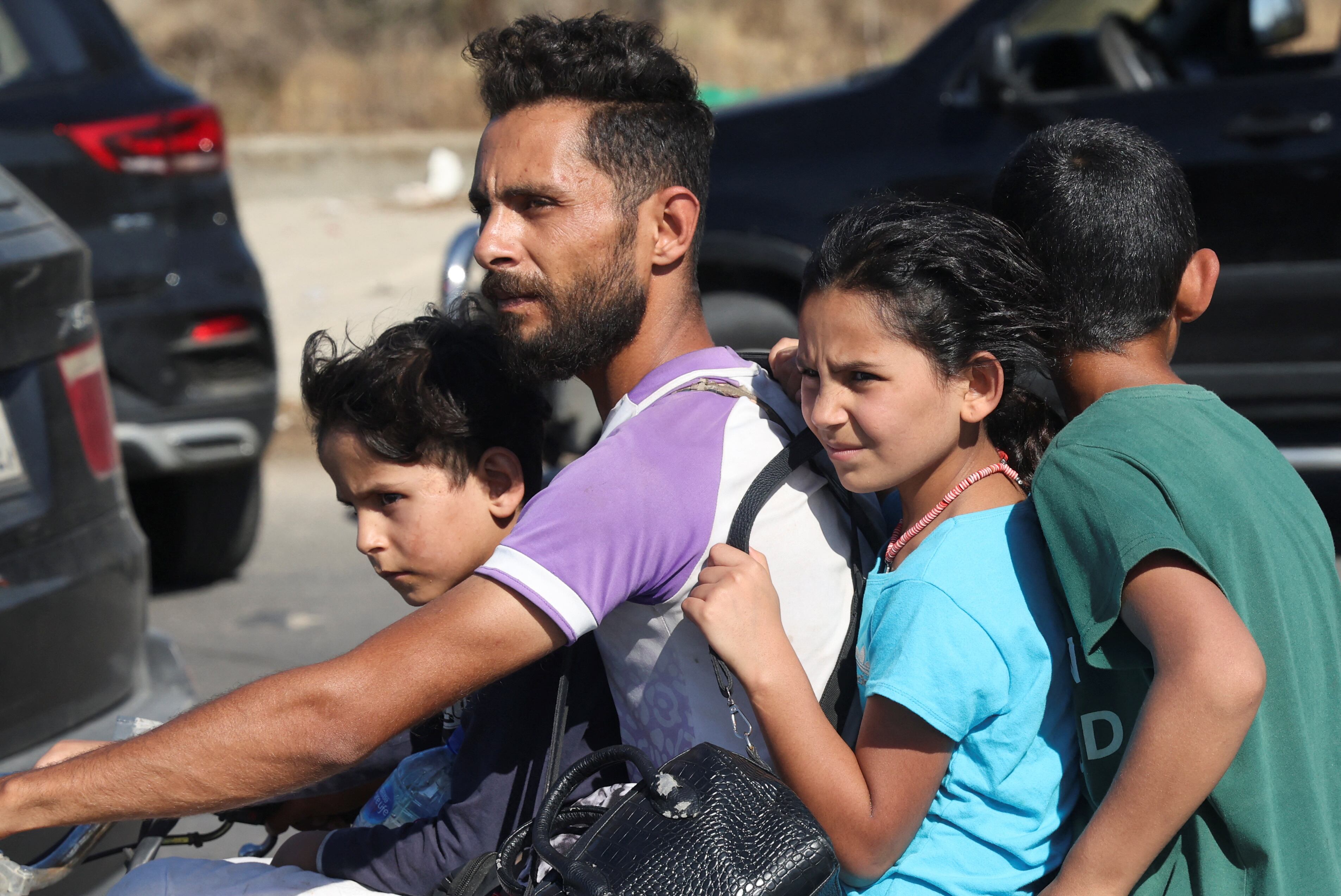 Un hombre traslada a su familia en una motocicleta en medio del tráfico pesado de la ciudad costera de Sidon, poniendo rumbo al norte (REUTERS/Amr Abdallah Dalsh)