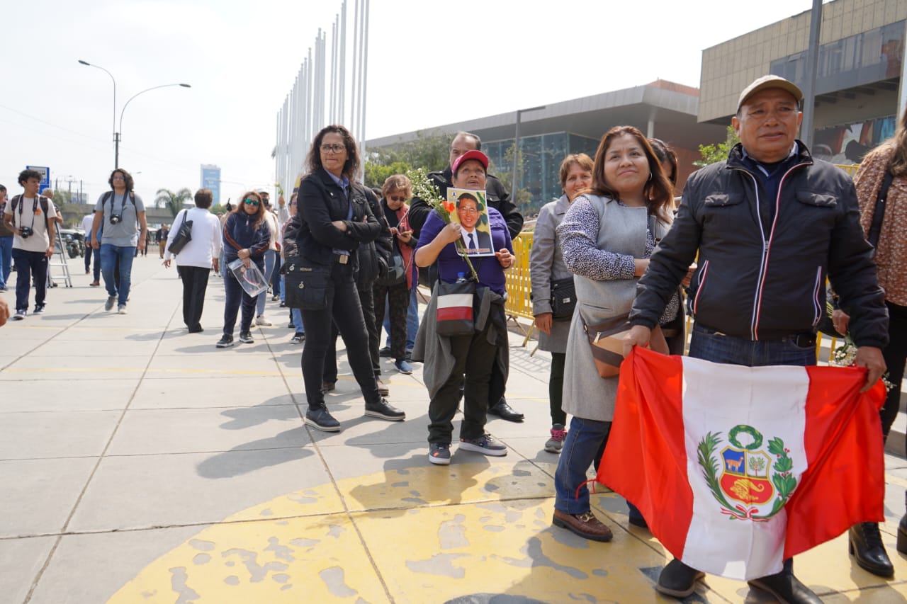 Miles de personas llegan al Ministerio de Cultura para darle el último adiós a Alberto Fujimori.