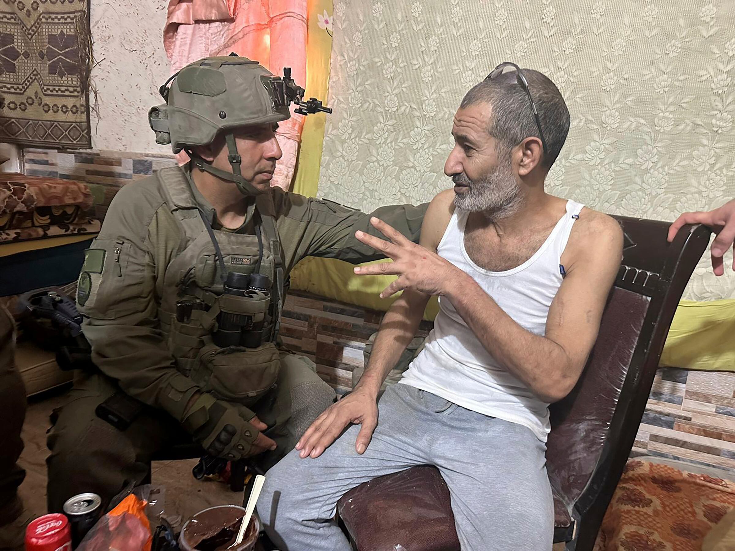 Qaid Farhan Alkadi (der), el rehén rescatado por soldados israelíes en Gaza, junto con un soldado israelí tras la misión de rescate. Foto suministrada por las Fuerzas de Defensa de Israel. (Fuerzas de Defensa de Israel via AP)