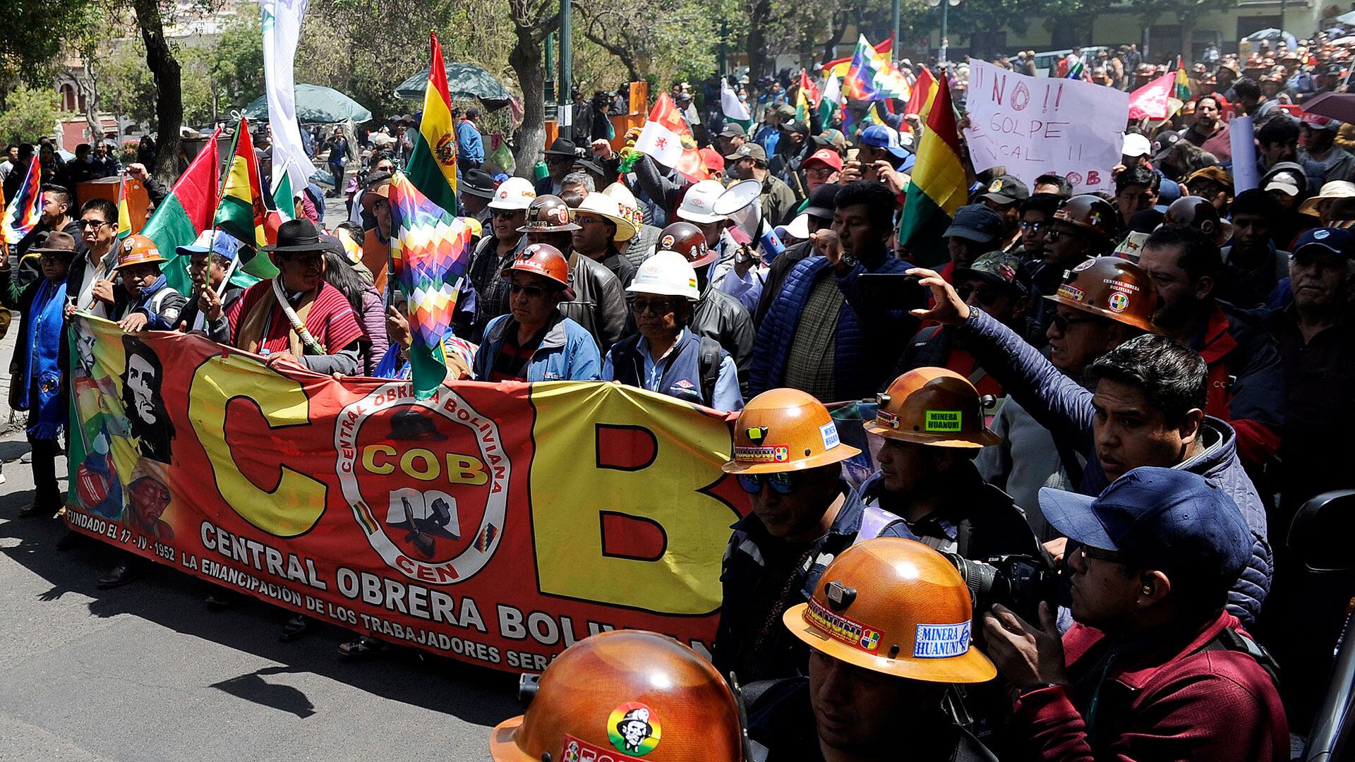 marcha en apoyo al gobierno de arce en bolivia