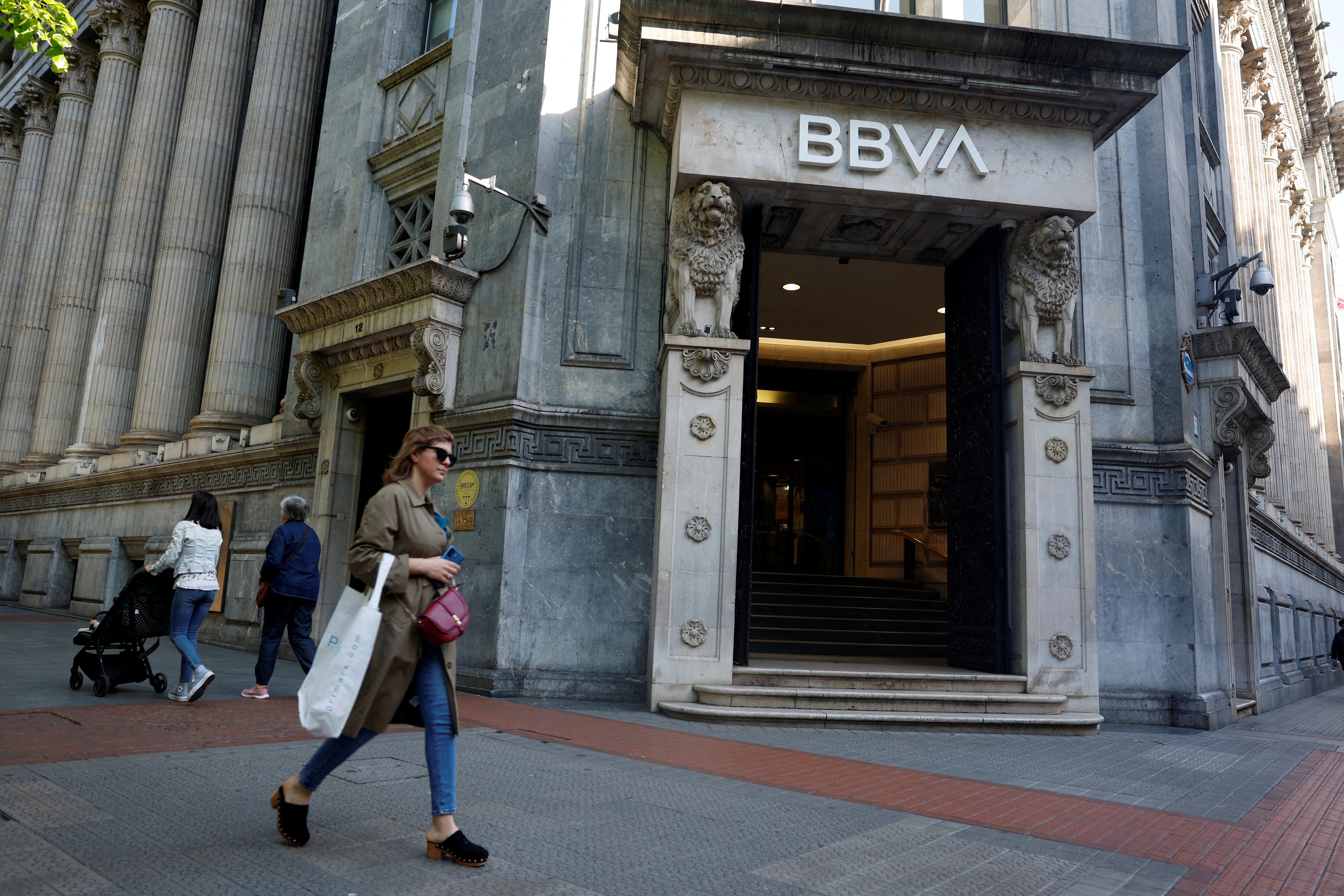 Una mujer pasa por delante de la fachada de BBVA en la Gran Vía de Bilbao. REUTERS/Vincent West/File Photo