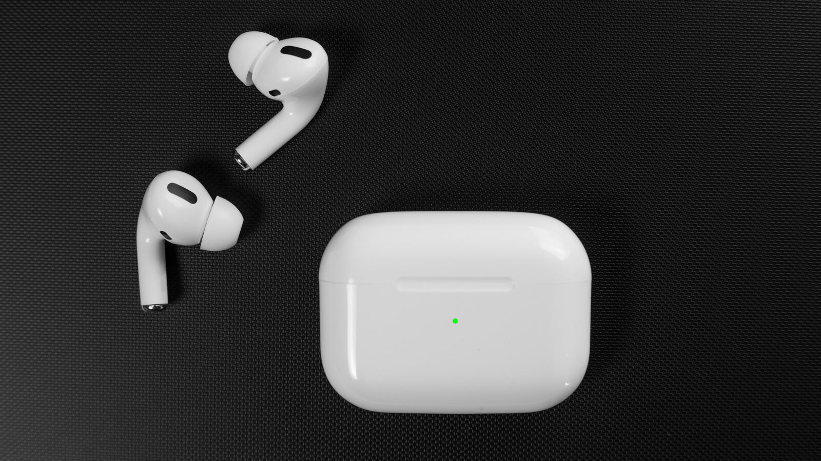 AirPods Pro. (foto: SlashGear/Ivan_Shenets/Shutterstock)