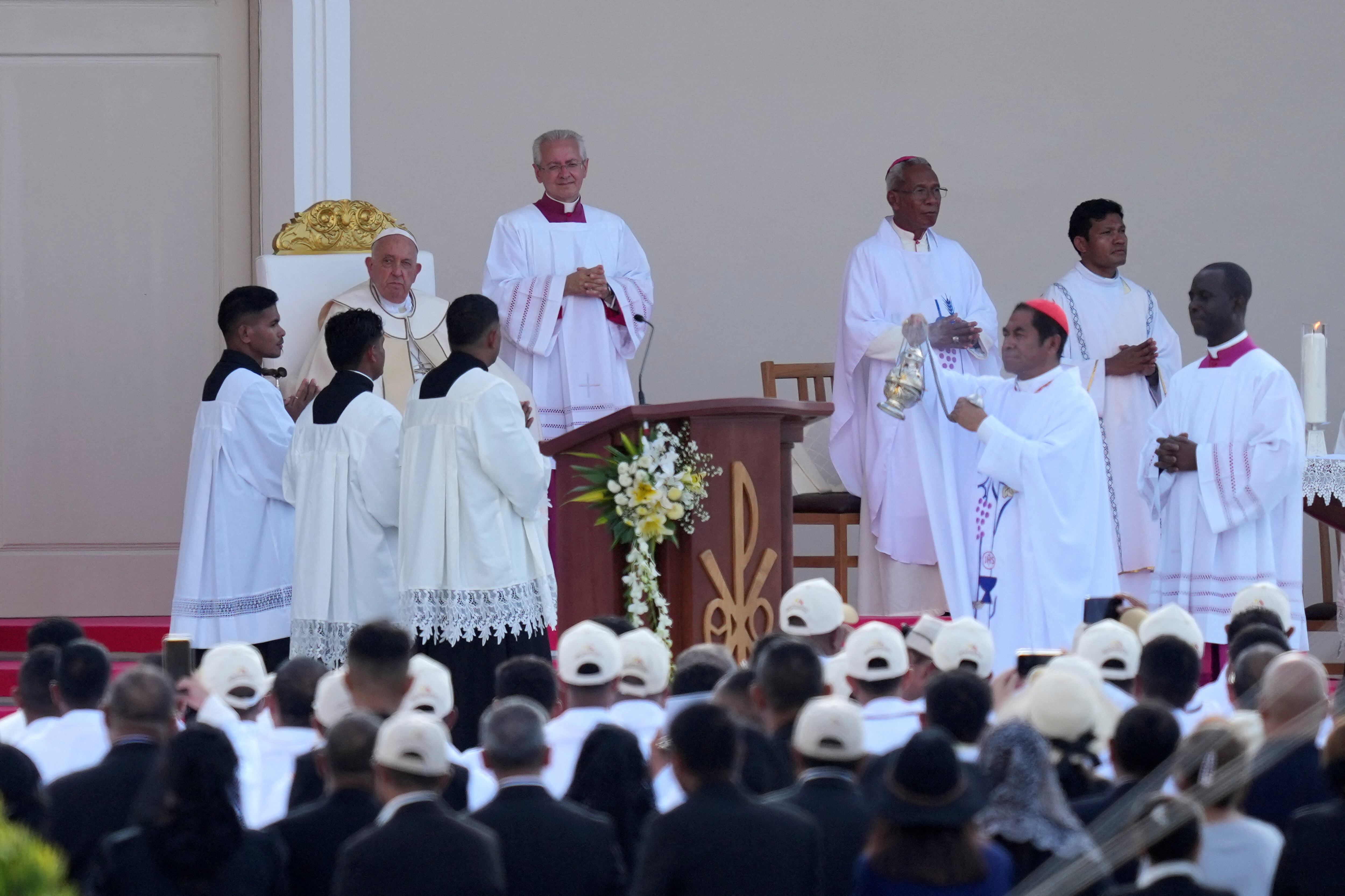 Uno de los asistentes de Francisco bendiciendo el lugar. 