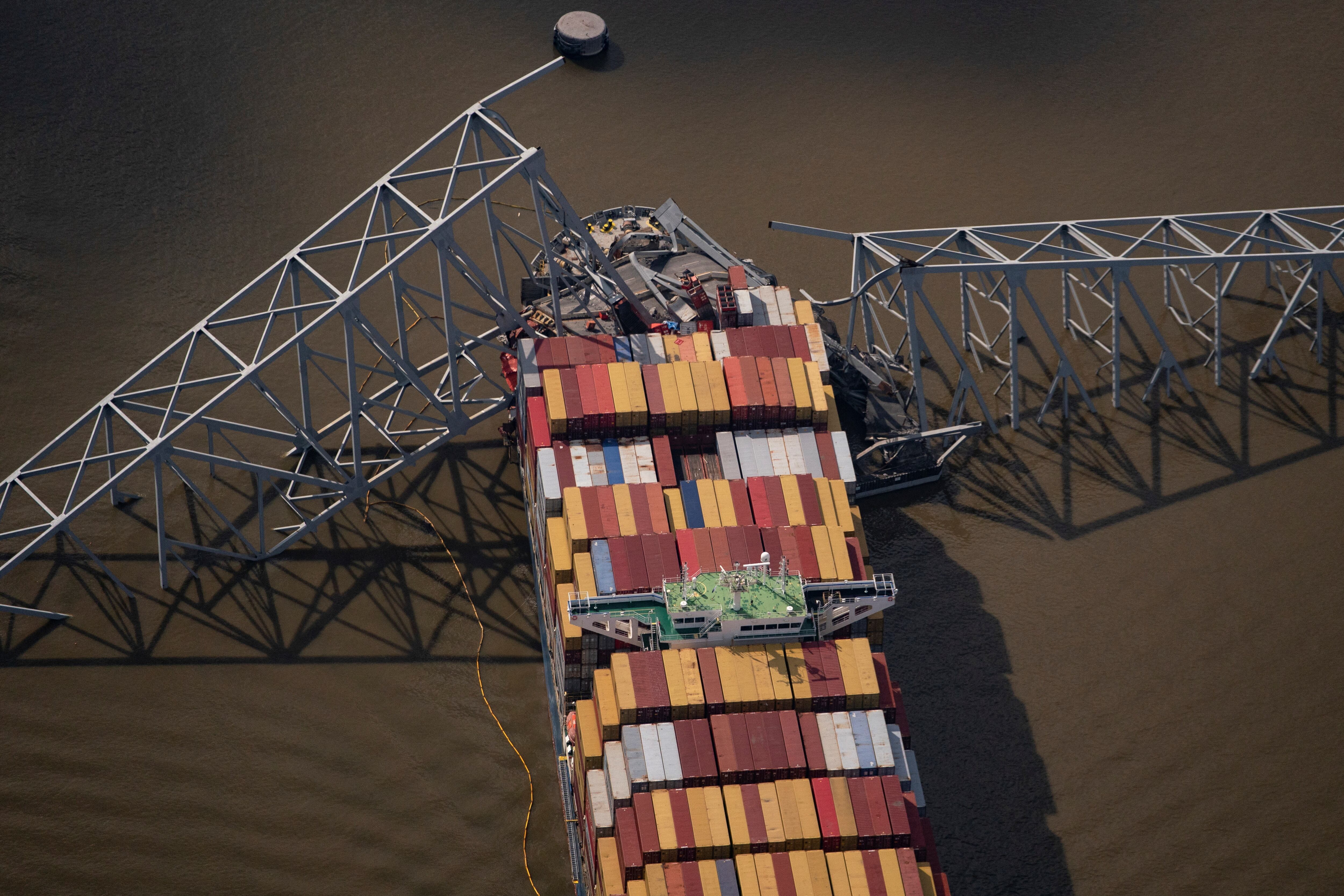 Un buque portacontenedores chocó contra el puente Francis Scott Key a las 4 de la madrugada del 26 de marzo. (REUTERS/Nathan Howard)