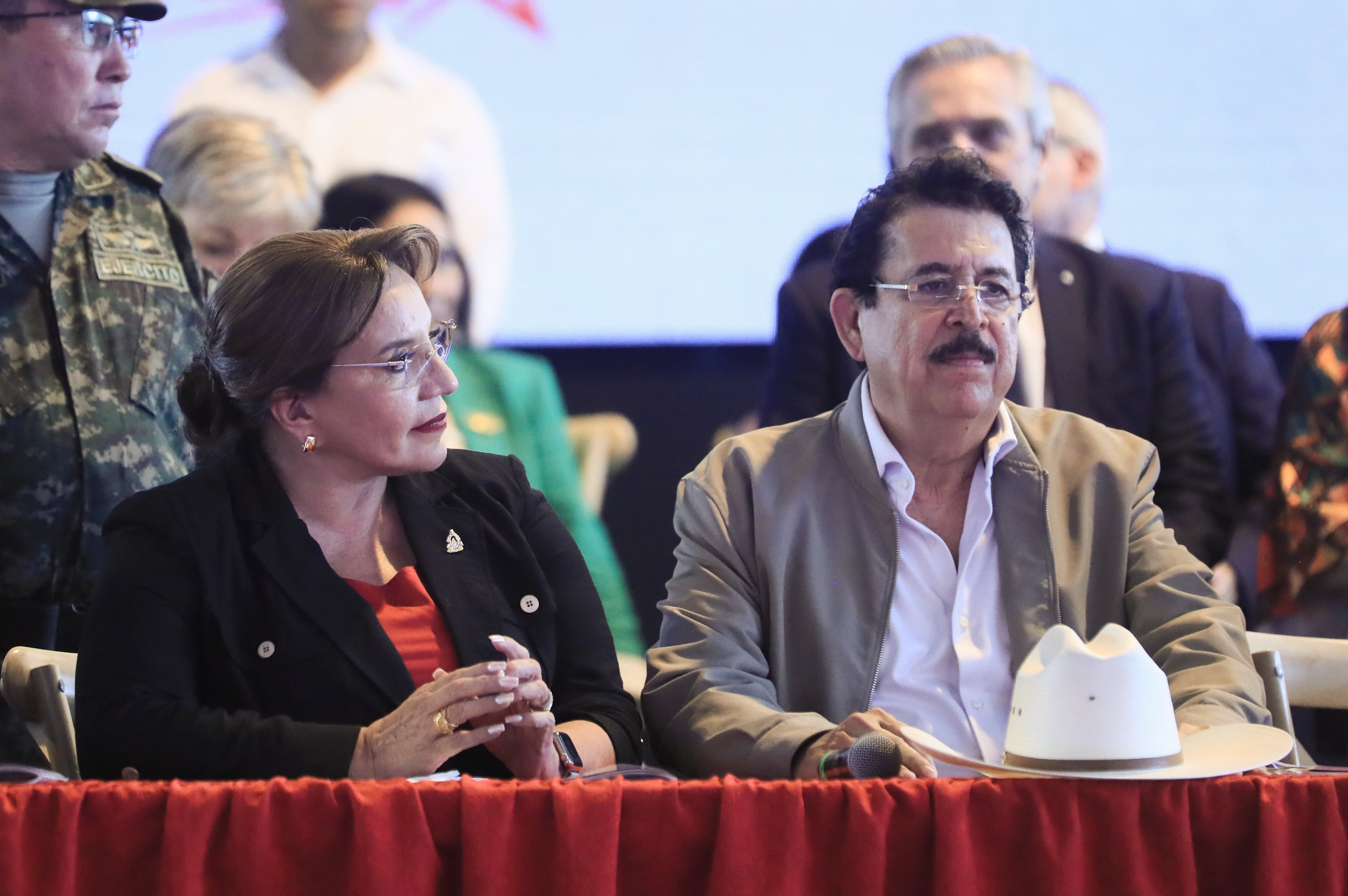 La presidenta de Honduras, Xiomara Castro, y su esposo, el ex presidente Manuel Zelaya (EFE/ Gustavo Amador)
