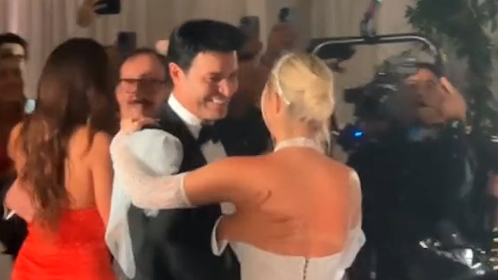 Chayanne baila con su sobrina Lele Pons la canción "Tiempo de vals"