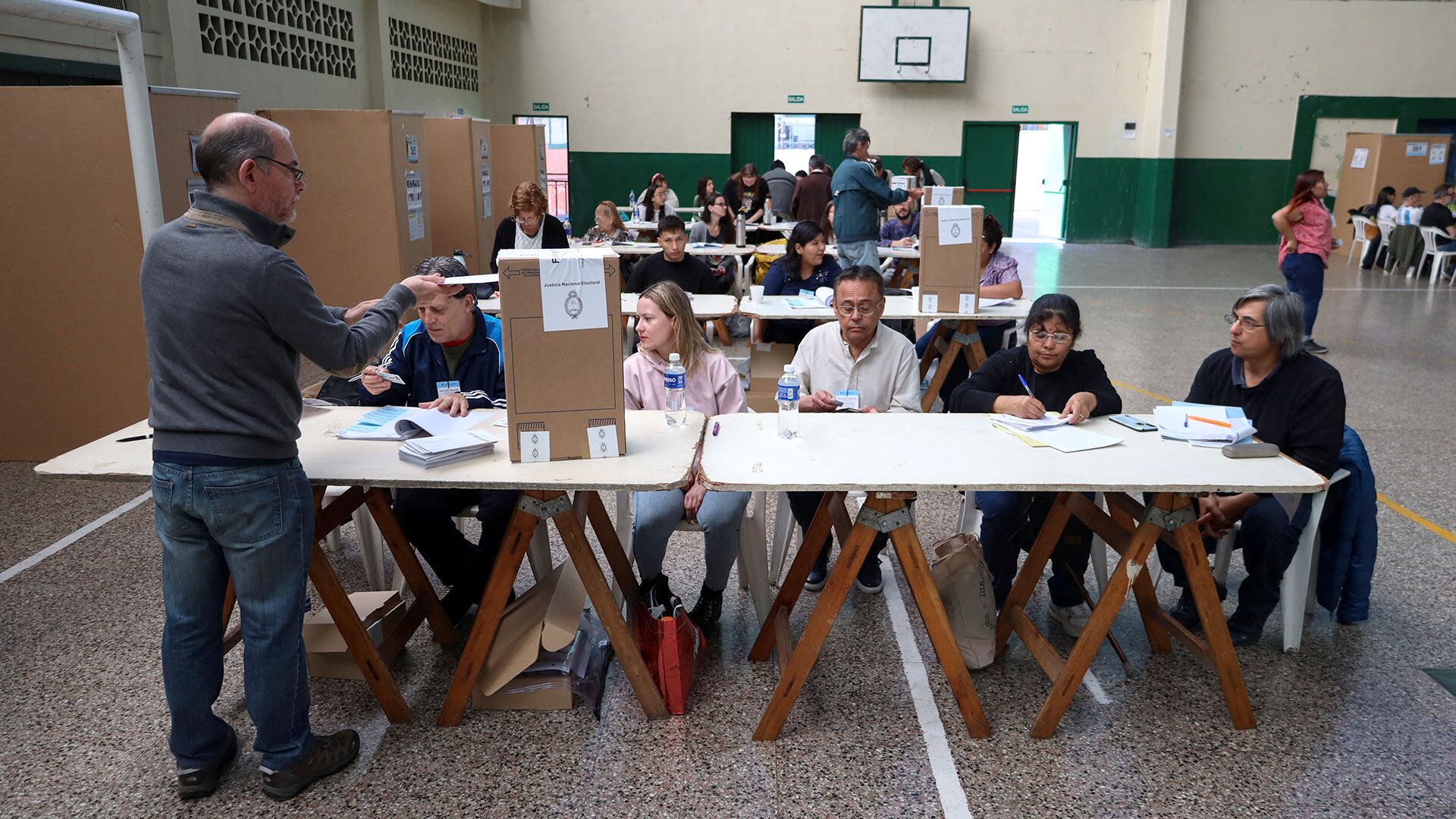 Elecciones - Balotaje 2023 gente votando urna generica buenos aires