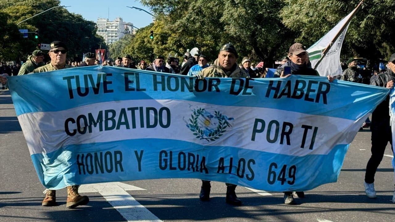 Desfile militar por el 9 de Julio