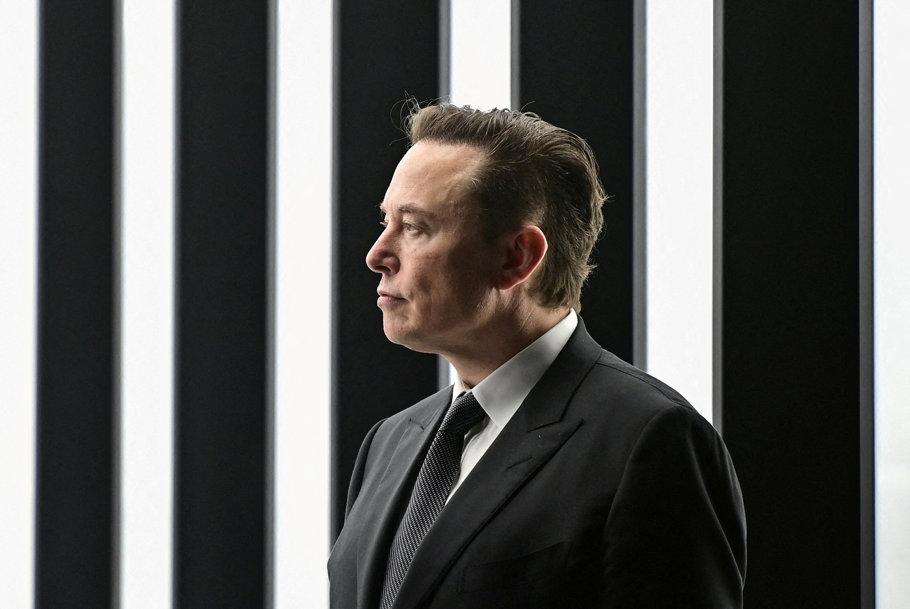 Elon Musk asegura que el acuerdo de OpenAI y Microsoft no debía realizarse debido a los ideales con los que fue creada la compañía de IA. (REUTERS/File Photo)