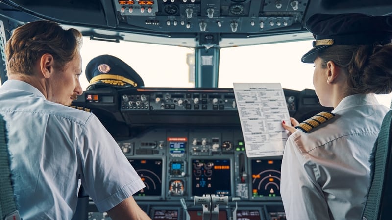 Pilotos en la cabina de un avión (Shutterstock).